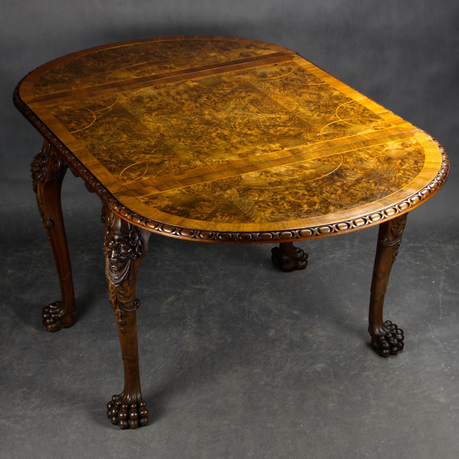 Irish George II Carved Walnut Drop-Leaf Table, 19th century In Good Condition For Sale In Lucenec, SK