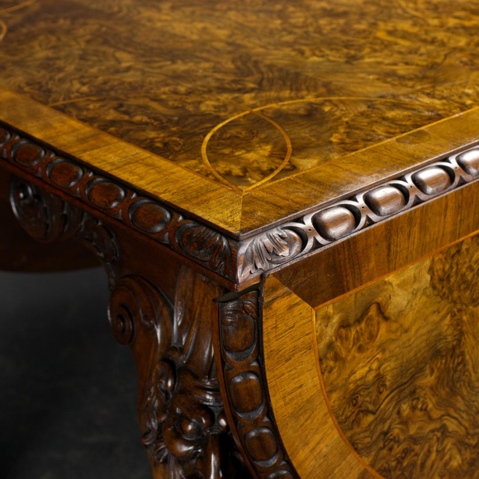 Irish George II Carved Walnut Drop-Leaf Table, 19th century For Sale 1
