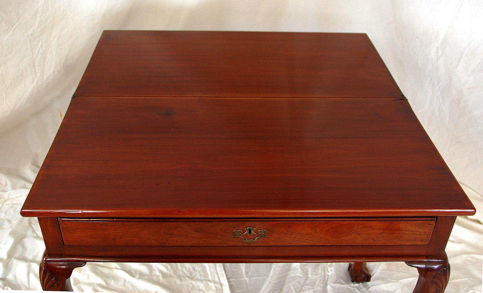 Irish George II Zeitraum Chippendale Mahagoni Teatable geschnitzt Cabriole Beine im Zustand „Gut“ im Angebot in Wells, ME