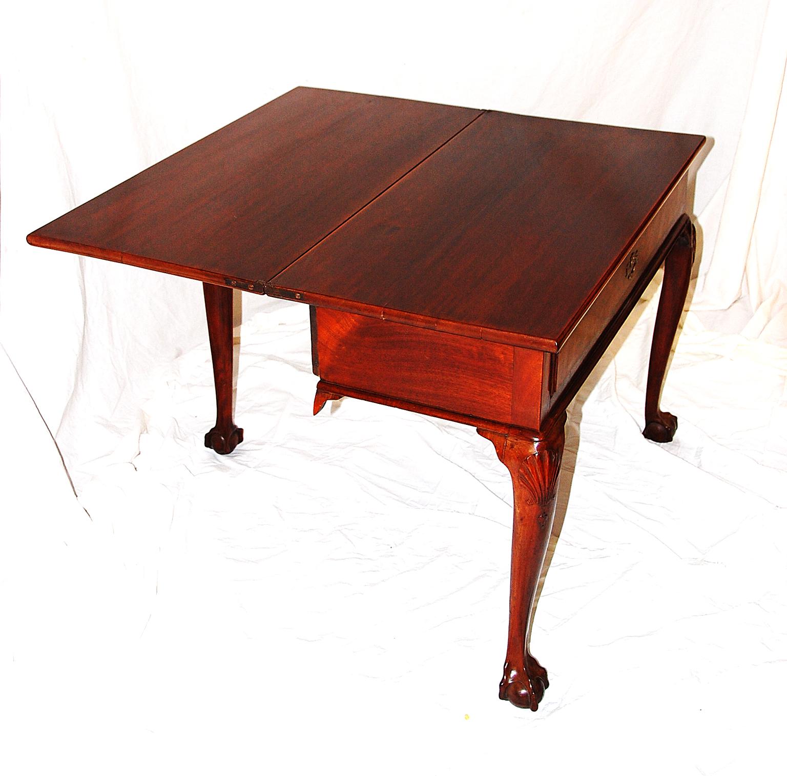 18th Century Irish George II Period Chippendale Mahogany Teatable Carved Cabriole Legs For Sale