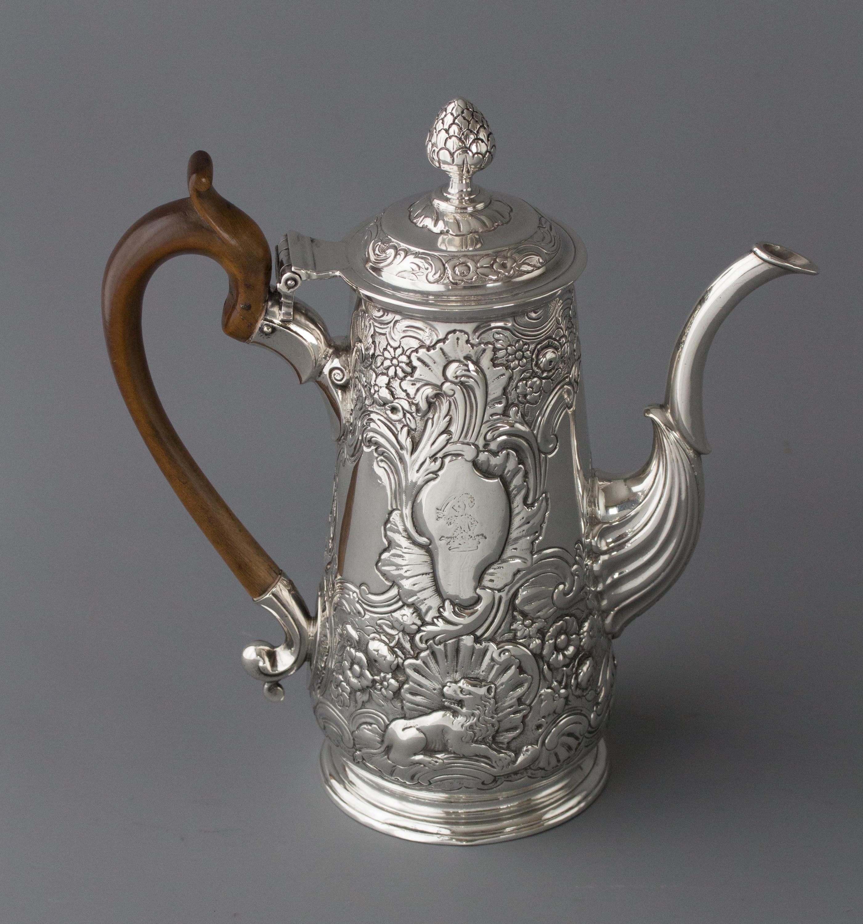 Irish George II Silver Coffee Pot, Dublin, circa 1734 In Excellent Condition In Cornwall, GB