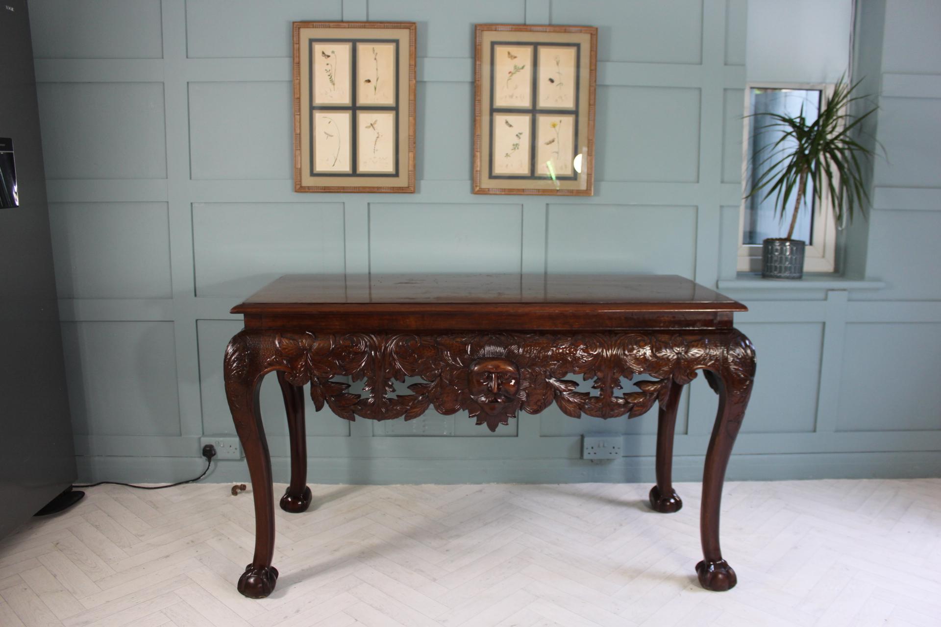 Irish George II-Style Mahogany Side Table – A Masterpiece of Antique Furniture in Sussex

This Irish George II-style mahogany side table exemplifies late 19th century craftsmanship inspired by the refined elegance of 18th-century design. Featuring