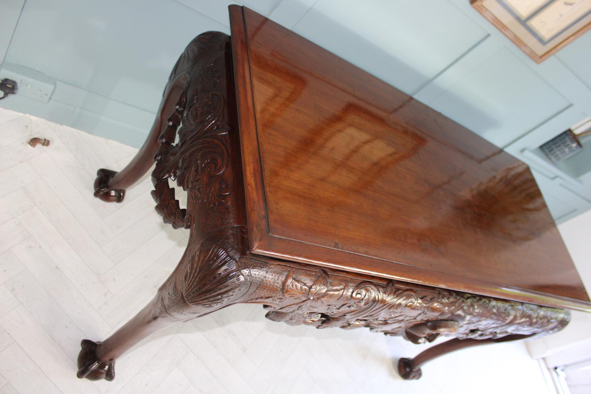 Irish George II style mahogany Serving table In Fair Condition For Sale In Seaford, GB