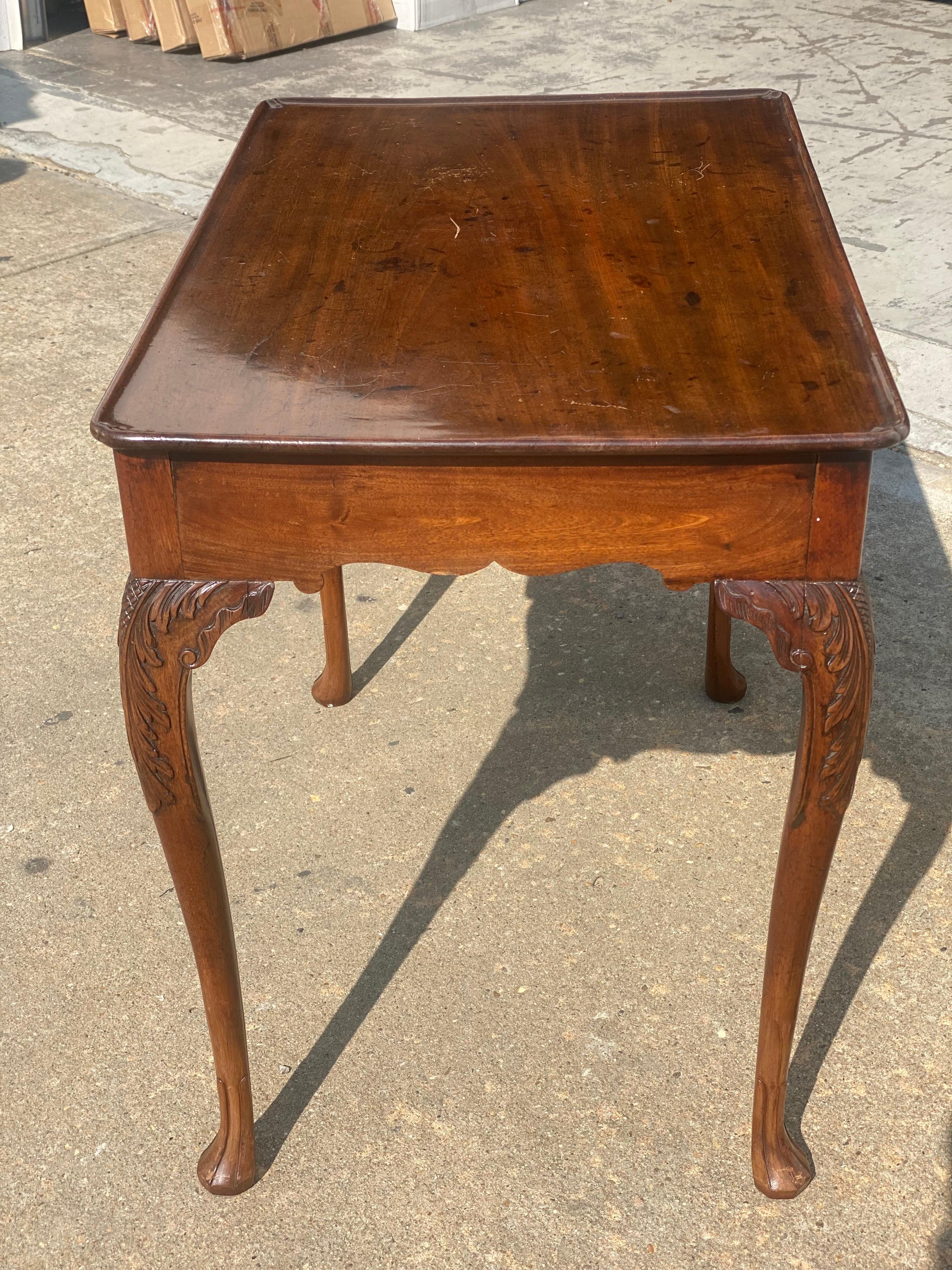 Irish George III Carved Mahogany Dished Top Tea Table, 18th Century In Good Condition For Sale In Southampton, NY