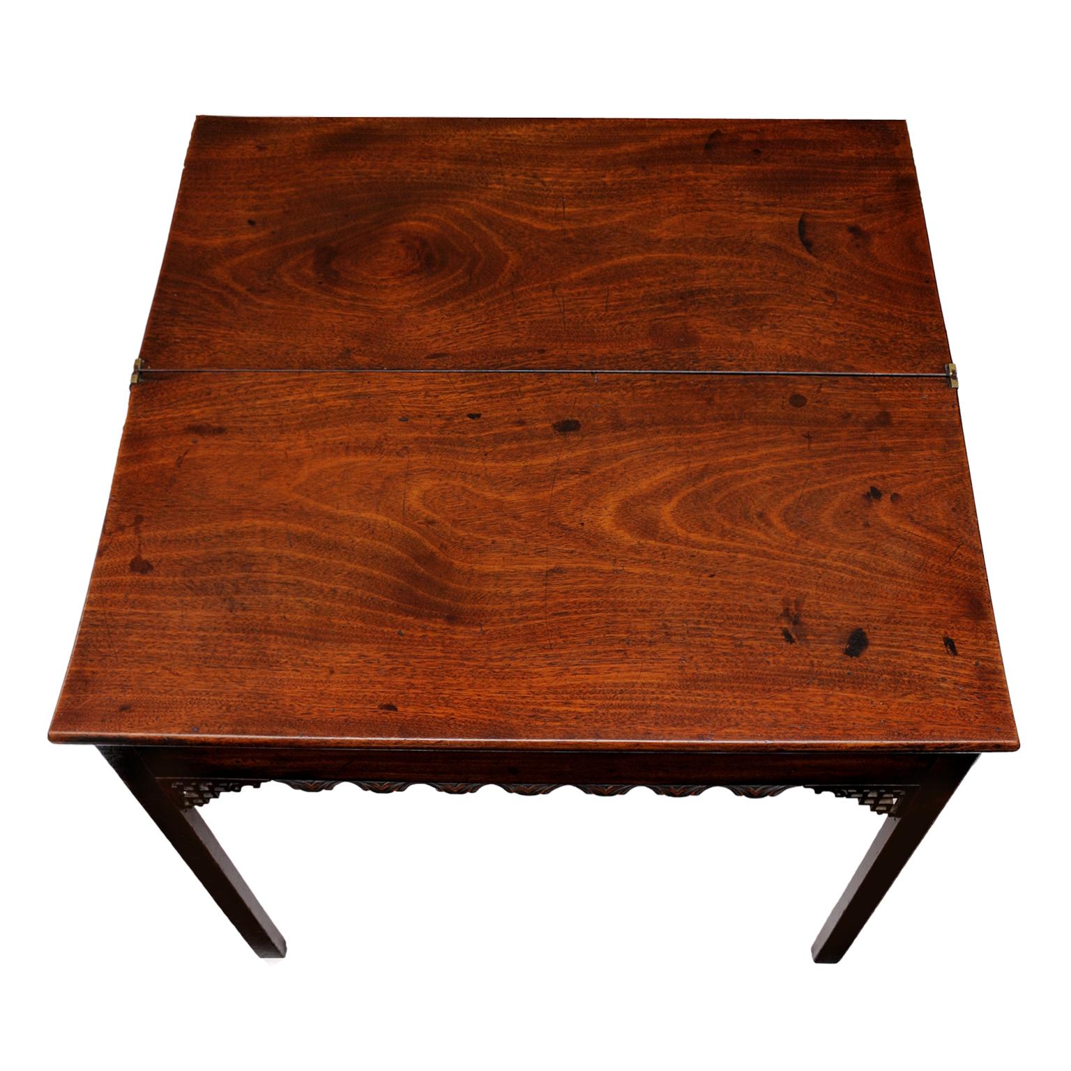 Irish George III Chippendale Period Mahogany Tea Table, circa 1760 In Good Condition For Sale In Tetbury, Gloucestershire
