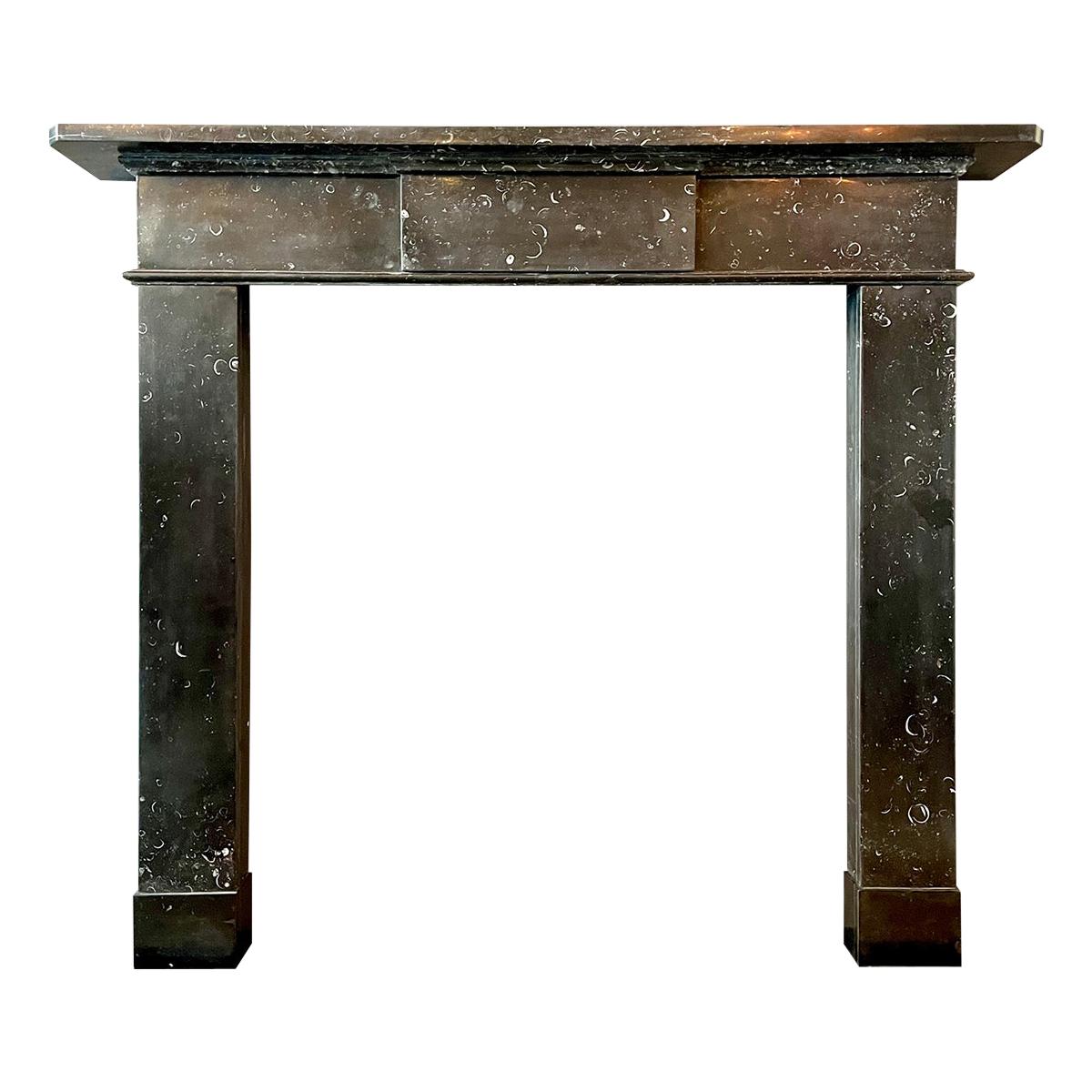 Repisa de chimenea irlandesa de época Jorge III en mármol de Kilkenny