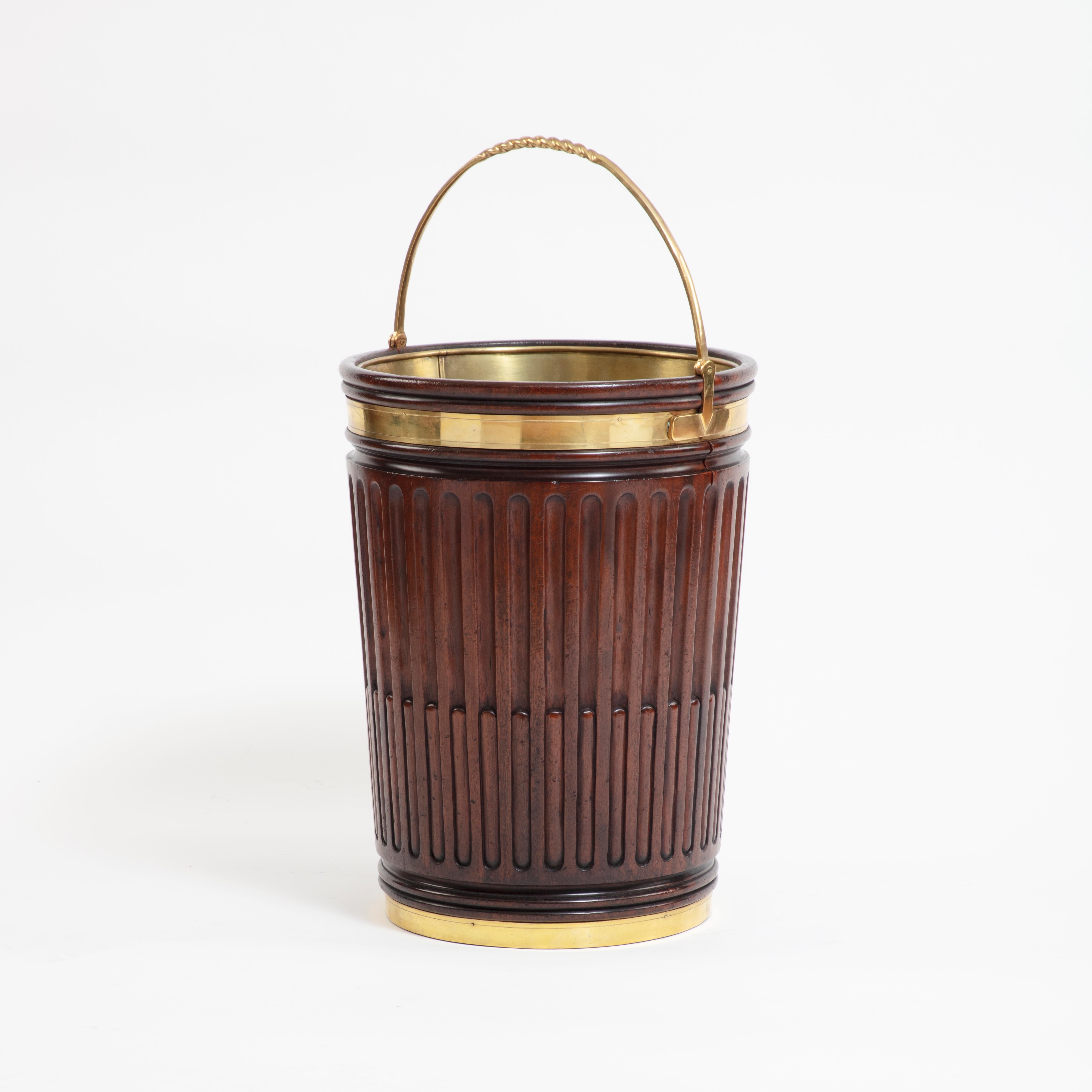 Irish George III Style Fluted Mahogany Peat Bucket with Brass Hardware In Good Condition For Sale In New York, NY