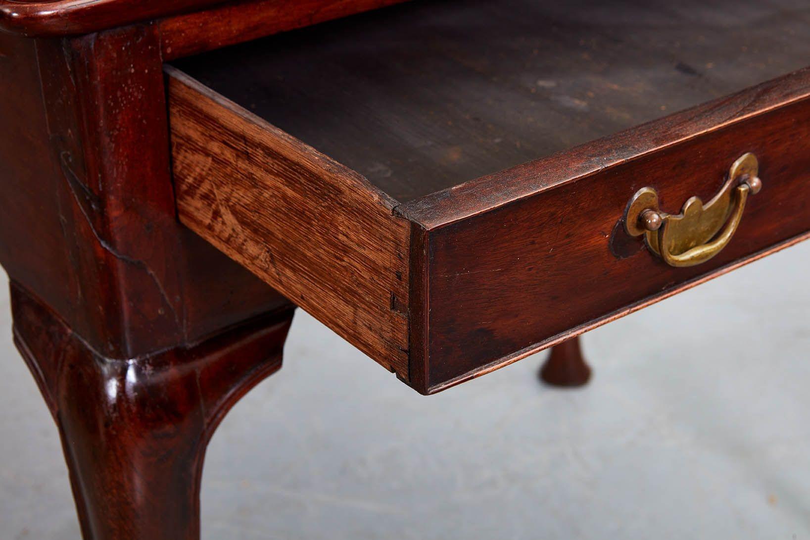 Table à thé irlandaise géorgienne avec plateau à plateau plat en vente 9
