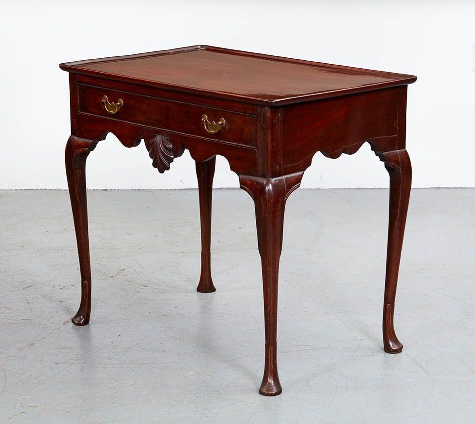 Table à thé irlandaise en acajou, vers 1750, avec un plateau bombé à une seule planche, un tiroir à deux tirettes, un tablier festonné avec une coquille sculptée, reposant sur des pieds cabrioles se terminant par des pieds en drapeau, le tout avec