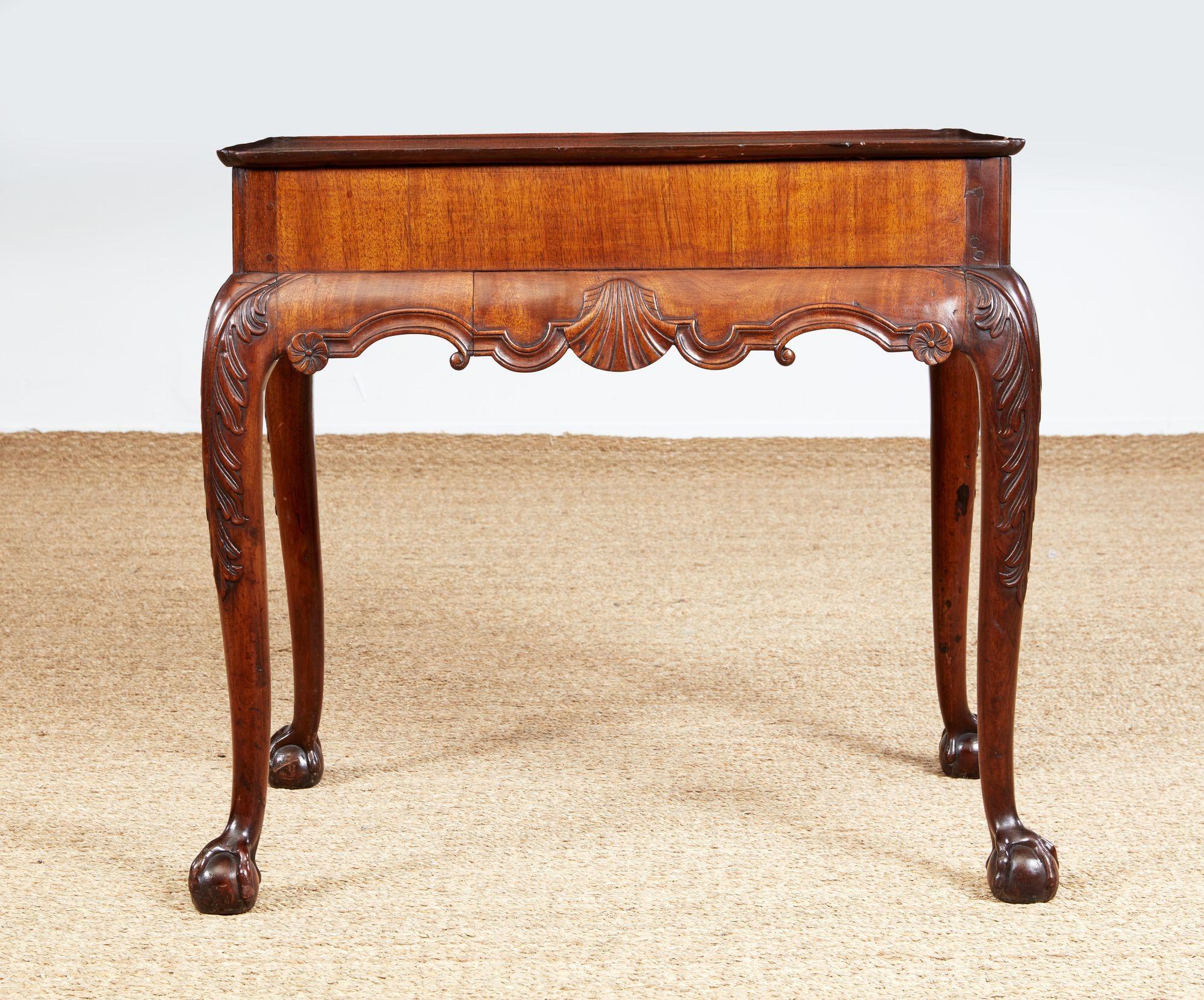 Table à thé ou table à argent en acajou irlandais de George II, le plateau à une seule plante avec un bord bombé, sur un tablier festonné avec une moulure, reposant sur des pieds cabriole avec des genoux sculptés d'acanthes et reposant sur des pieds