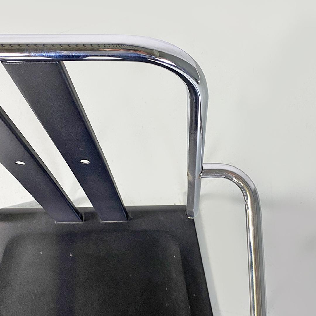 Ensemble de chaise de bureau et de bureau en métal noir et chromé de style international irlandais par Eileen Gray, 1970
Chaise avec accoudoirs en métal noir, avec acier tubulaire chromé sur toute la structure et dossier avec deux bandes parallèles