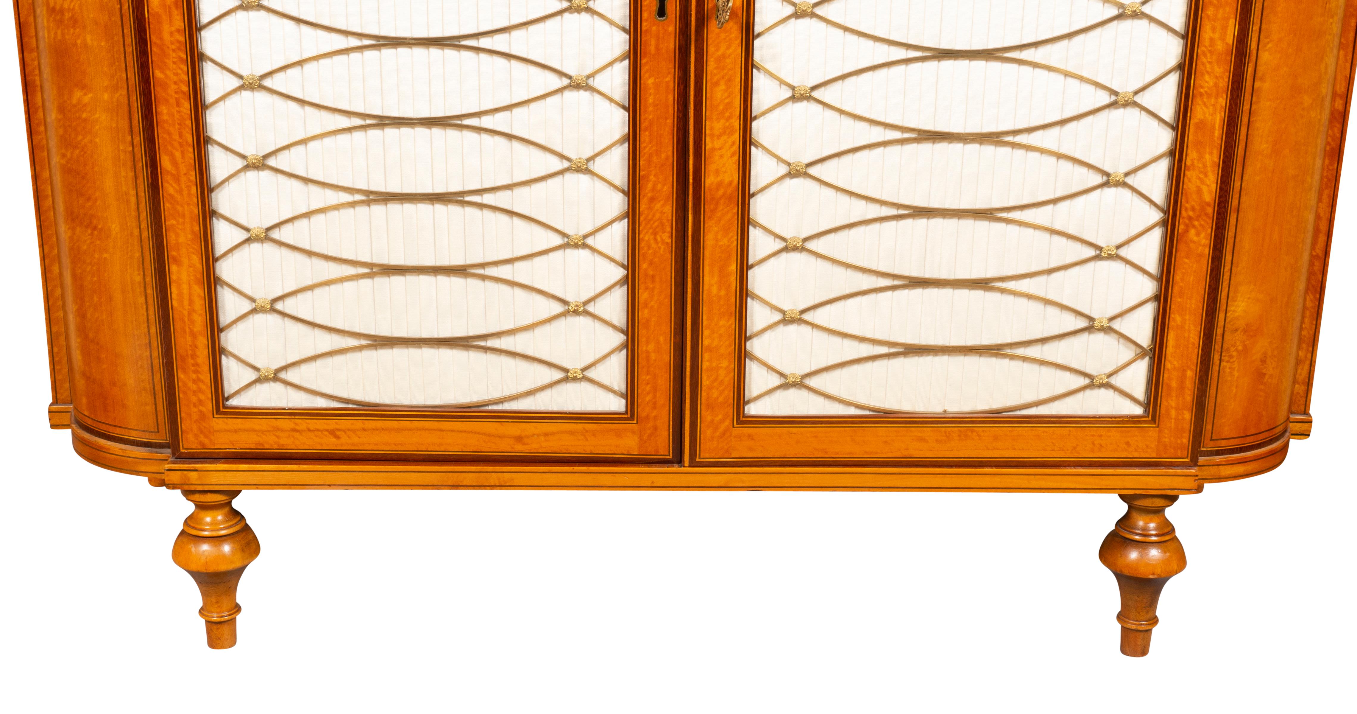 Irish Late George III Satinwood and Amaranth Side Cabinet en venta 3
