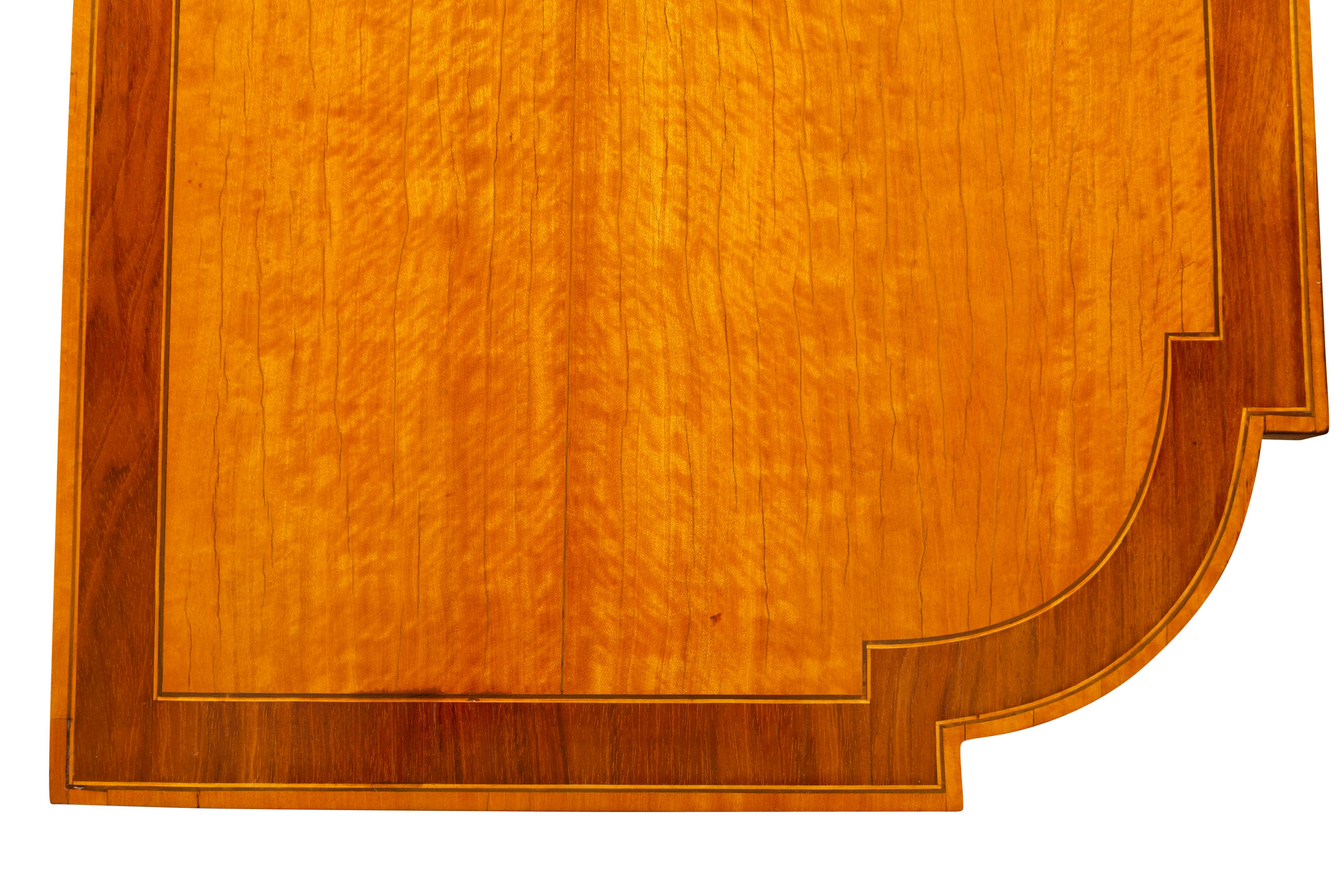 Irischer Beistellschrank aus Seidenholz und Amaranth aus dem späten George III.-Stil im Angebot 11