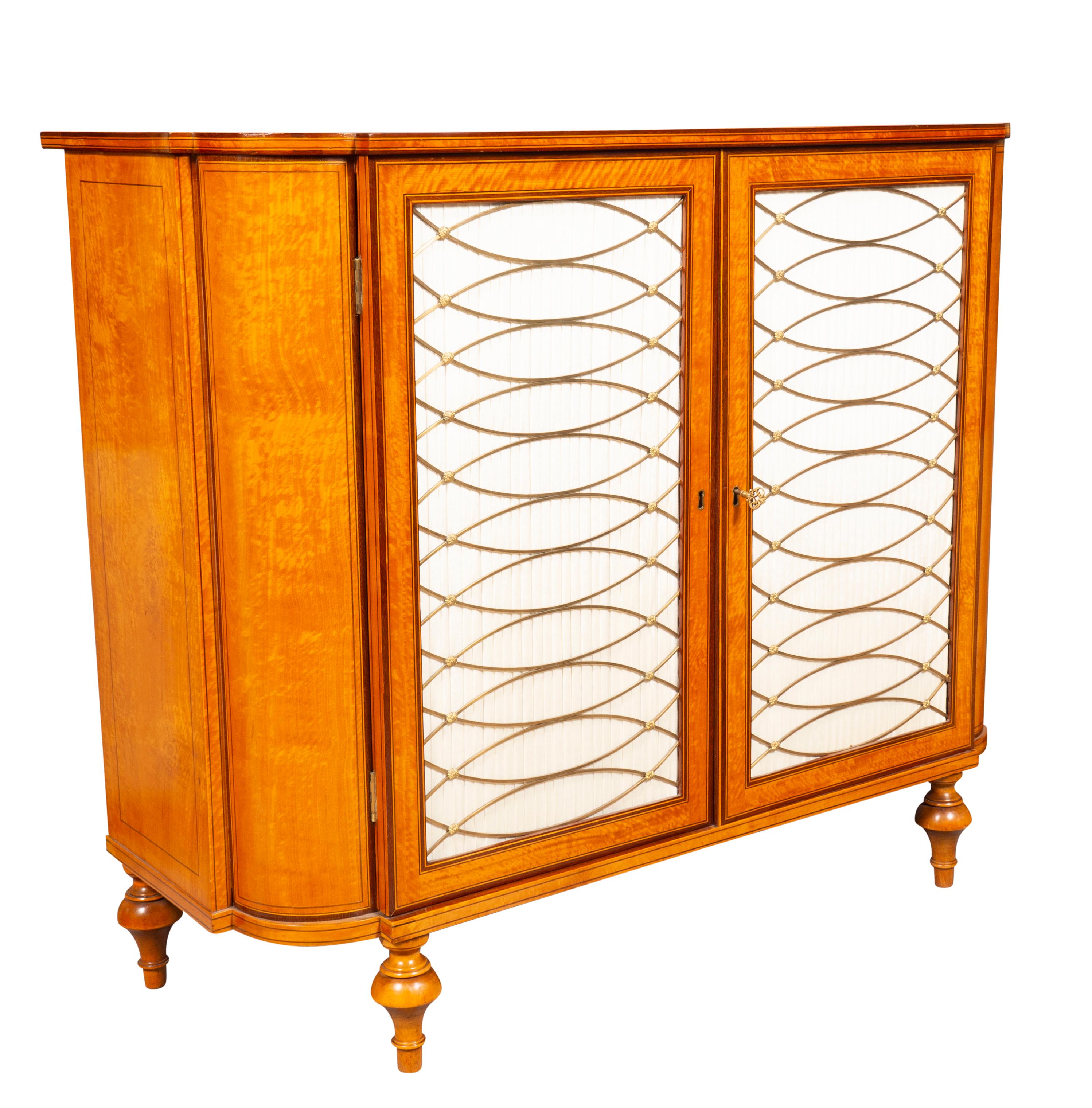 Irischer Beistellschrank aus Seidenholz und Amaranth aus dem späten George III.-Stil (Frühes 19. Jahrhundert) im Angebot