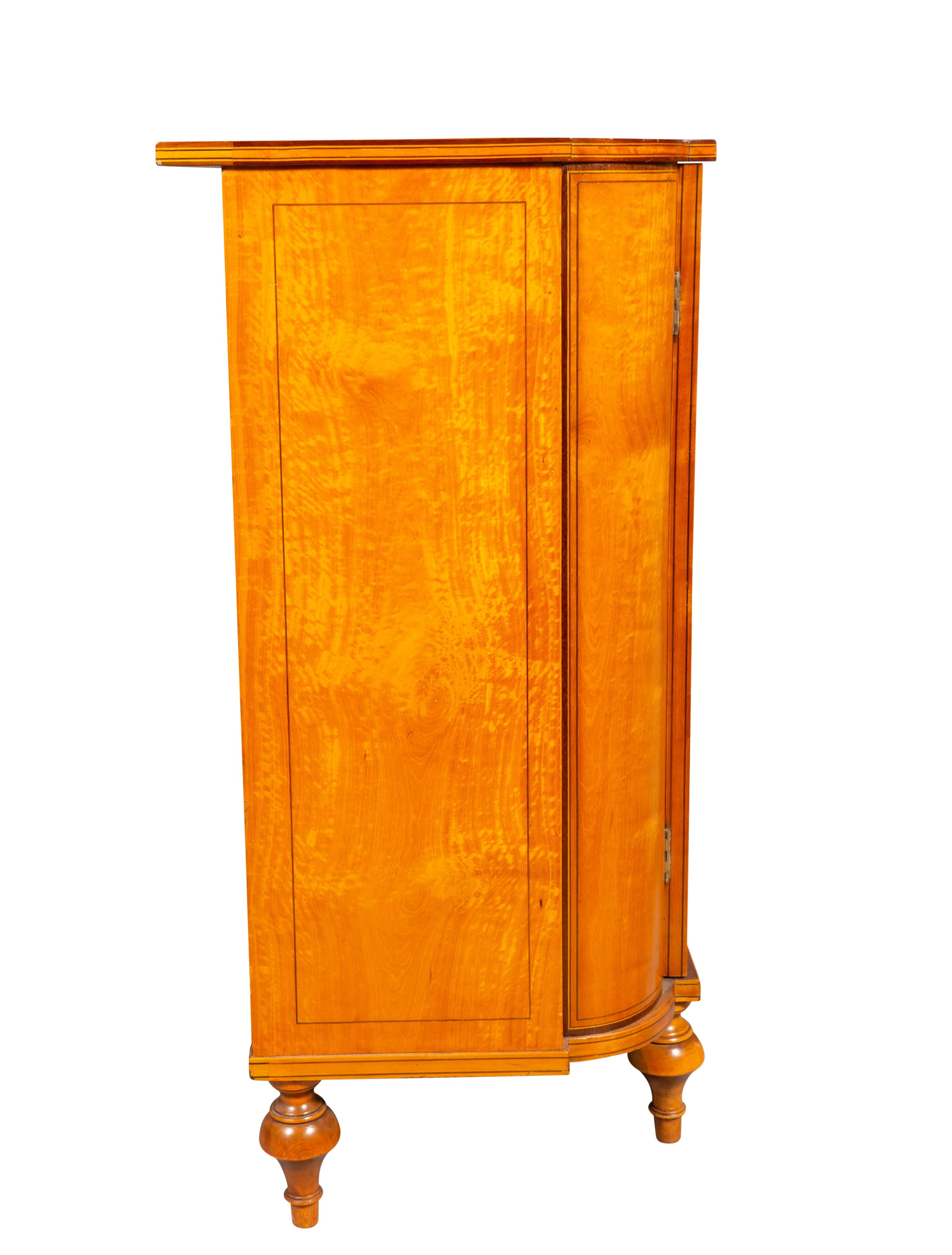 Irischer Beistellschrank aus Seidenholz und Amaranth aus dem späten George III.-Stil im Angebot 1