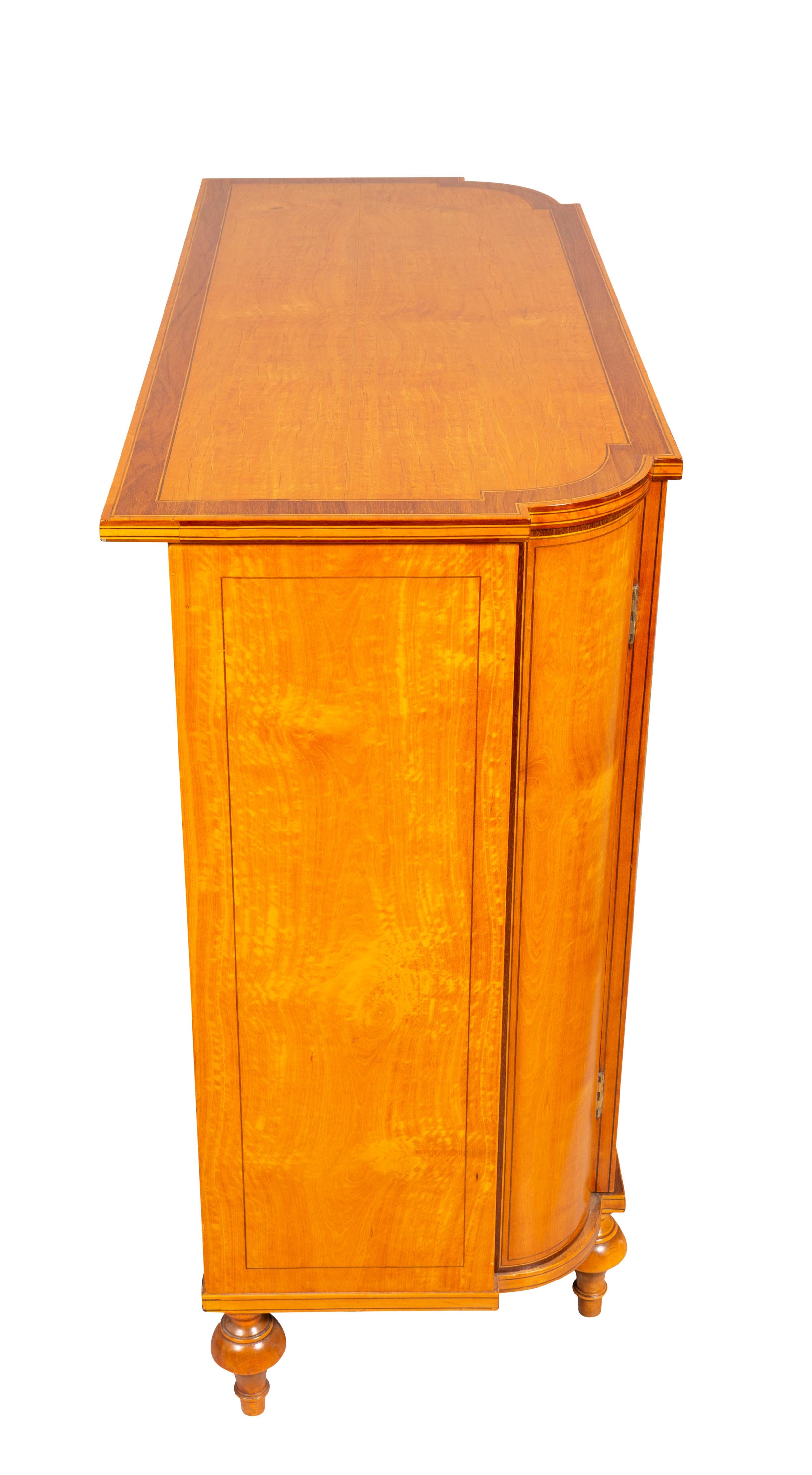 Irischer Beistellschrank aus Seidenholz und Amaranth aus dem späten George III.-Stil im Angebot 2