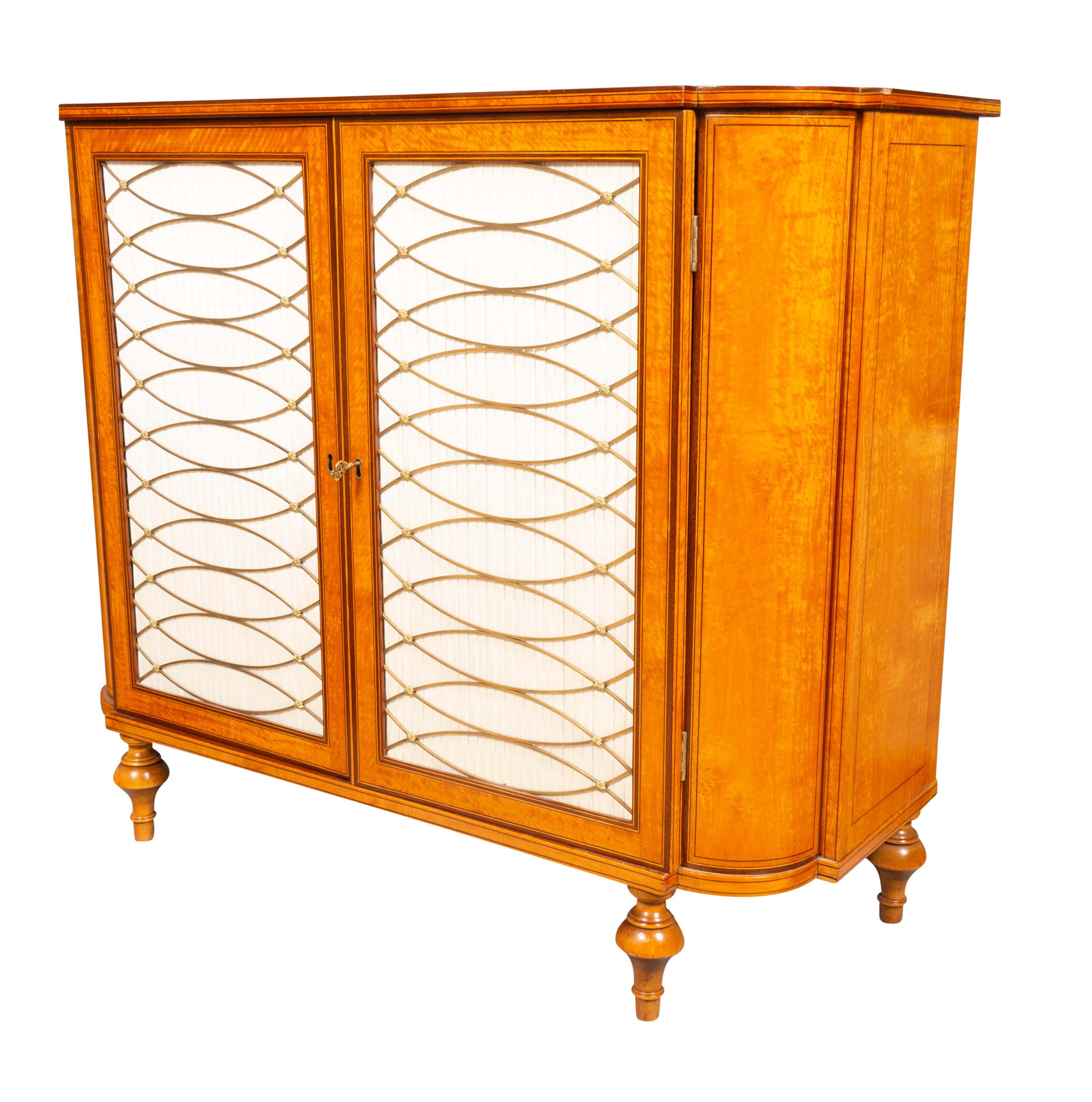 Irish Late George III Satinwood and Amaranth Side Cabinet Caoba en venta