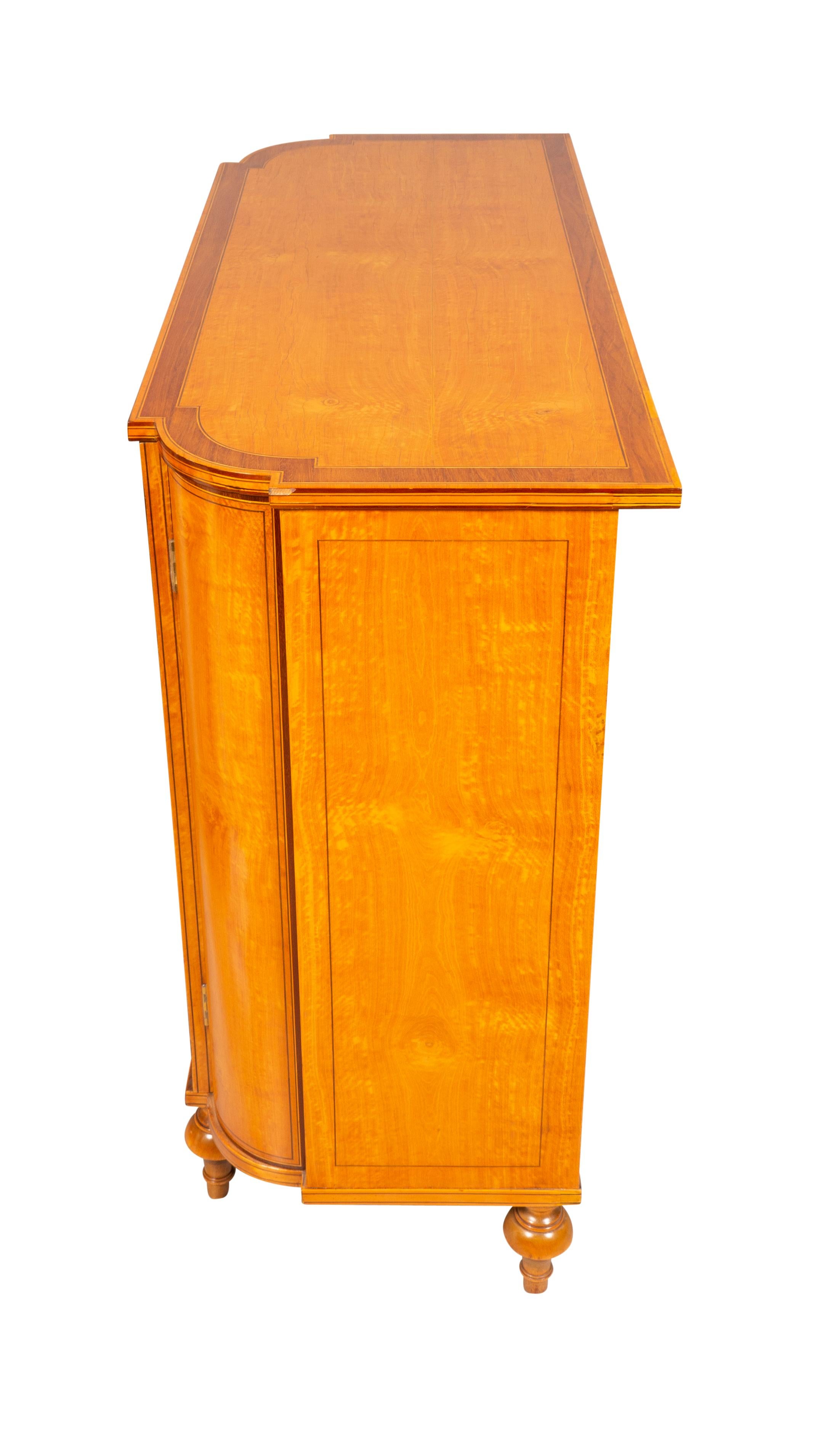 Irischer Beistellschrank aus Seidenholz und Amaranth aus dem späten George III.-Stil im Angebot 4