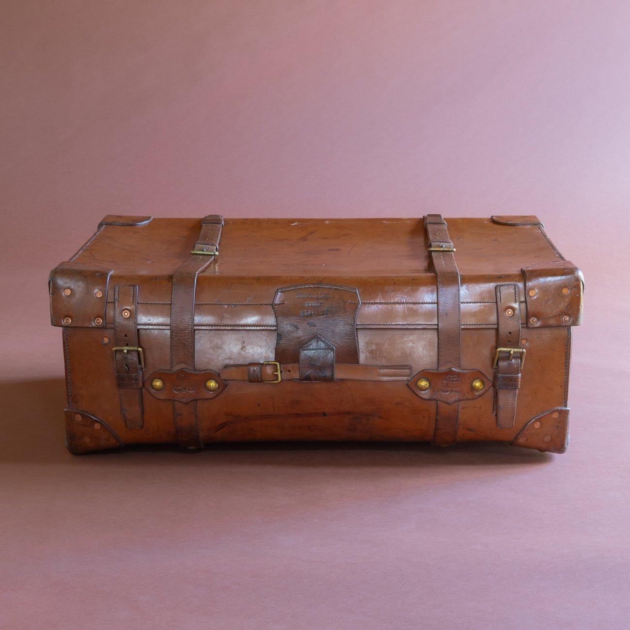 A splendid leather trunk by Erskine and Sons of Belfast with original interior and brass fittings. Circa 1900.

Dimensions: 87 cm/34¼ inches (length) x 62 cm/24? inches (depth) x 33 cm/13 inches (height).

 