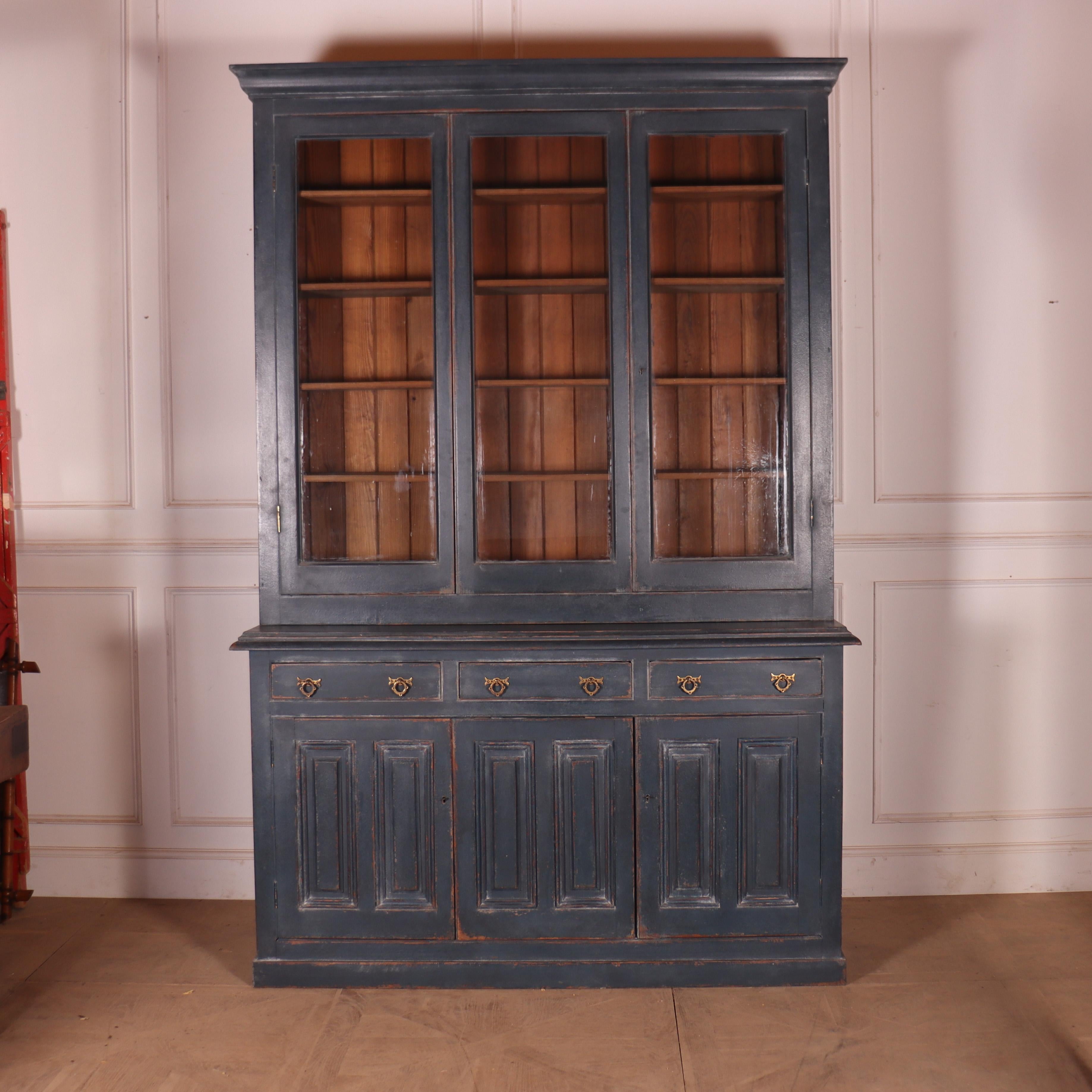 Buona libreria irlandese della fine del XIX secolo dipinta con un'anta centrale scorrevole sulla parte superiore e sulla base. 1880
Questa libreria fa parte di una coppia di librerie provenienti da una tenuta di campagna in Irlanda.

Profondità