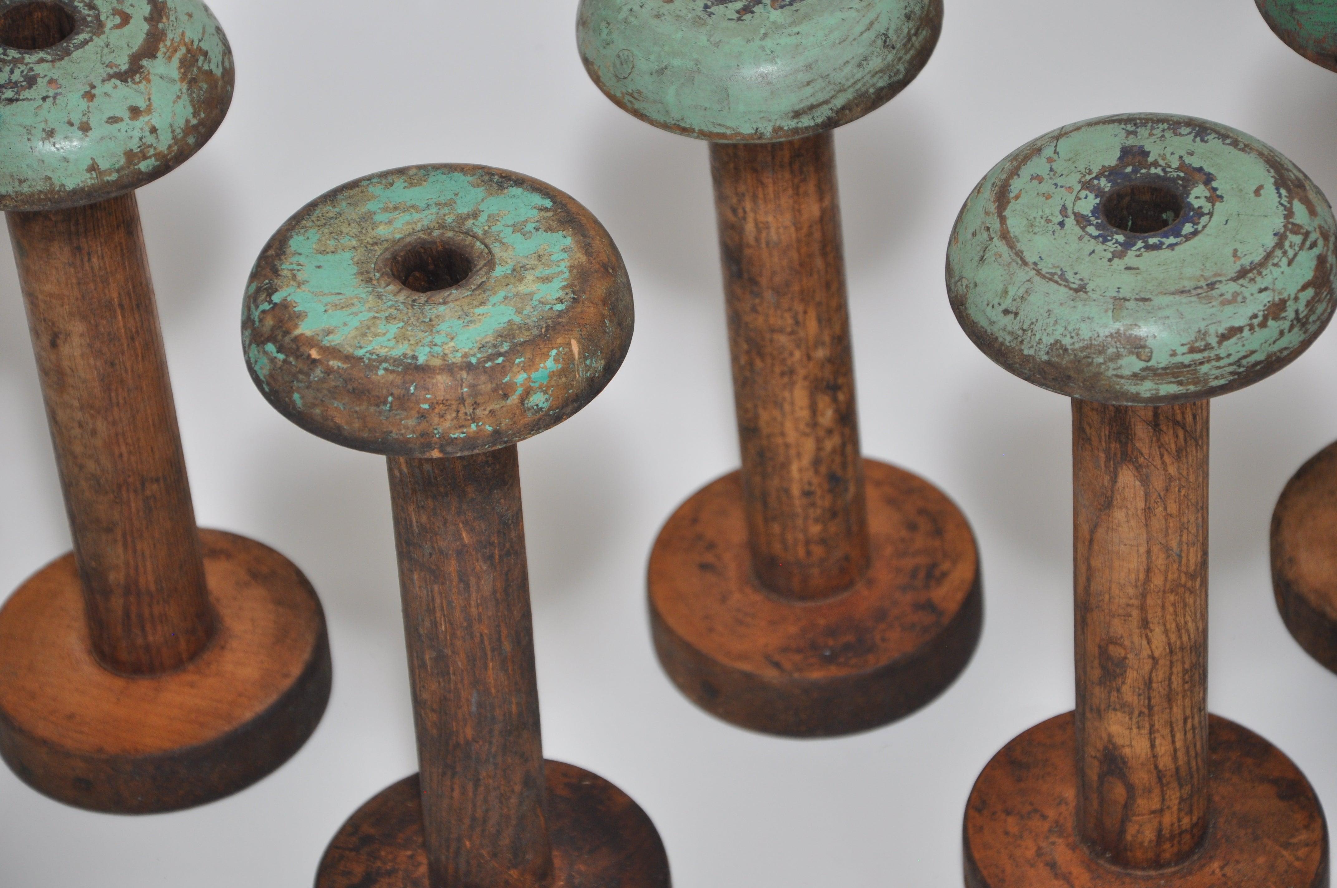 Cet ensemble de cinq bobines en bois est une belle relique vintage d'équipement industriel traditionnel provenant d'une ancienne filature de lin irlandaise située à Country Antrim, en Irlande du Nord. L'Irlande du Nord était à l'époque le berceau de
