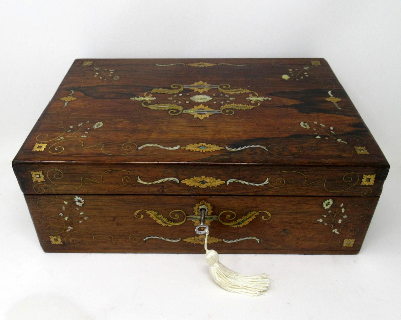 Stunning and rare example of an Irish well grained mahogany travelling writing slope of good size proportions, made in Dublin, Ireland by George Austin. Third quarter of the 19th century.

The entire outer main area with lavish decorative inlay,