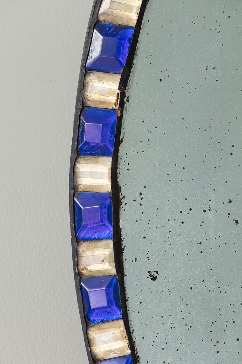 Specchio ovale irlandese di vetro blu dei primi del XIX secolo con pietre di cobalto blu tagliate, intervallate da borchie dorate, con piastra ovale di mercurio.

Informazioni aggiuntive:
Dimensioni: Altezza: 59 cm, 2 piedi
Larghezza: 44,5 cm, 17