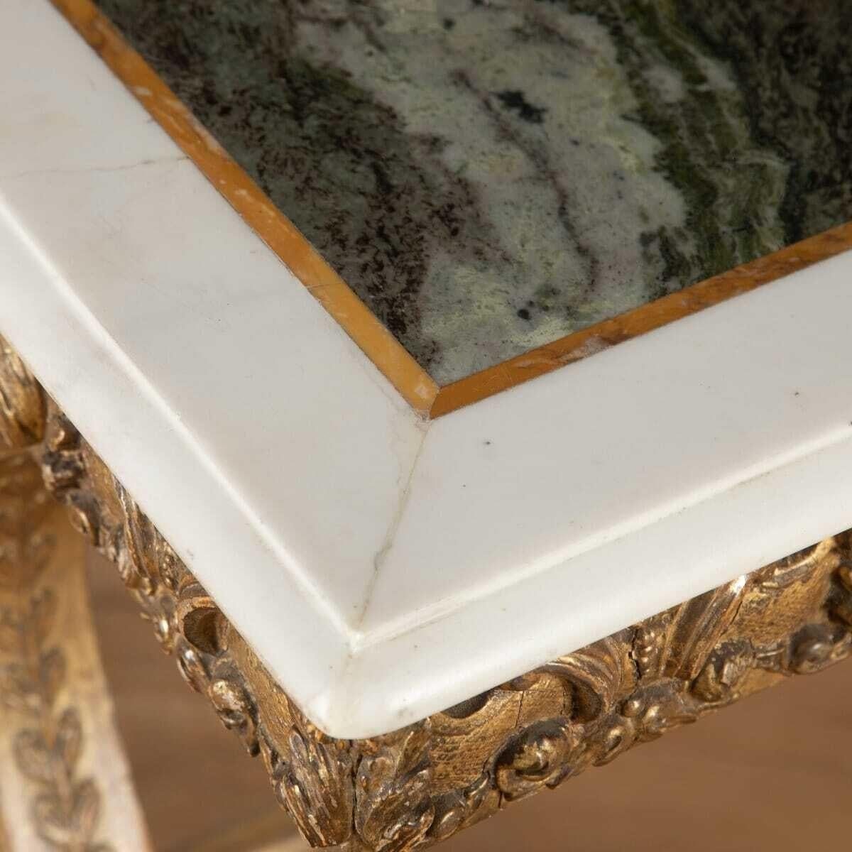 Prächtiger vergoldeter und komponierter Irish Regency-Mitteltisch. Circa 1820. 
Dieser Tisch weist eine wunderschöne vergoldete Gesso-Verzierung auf, wie sie im frühen 19. Jahrhundert sehr beliebt war. Der Sockel besteht aus attraktiven, rollenden