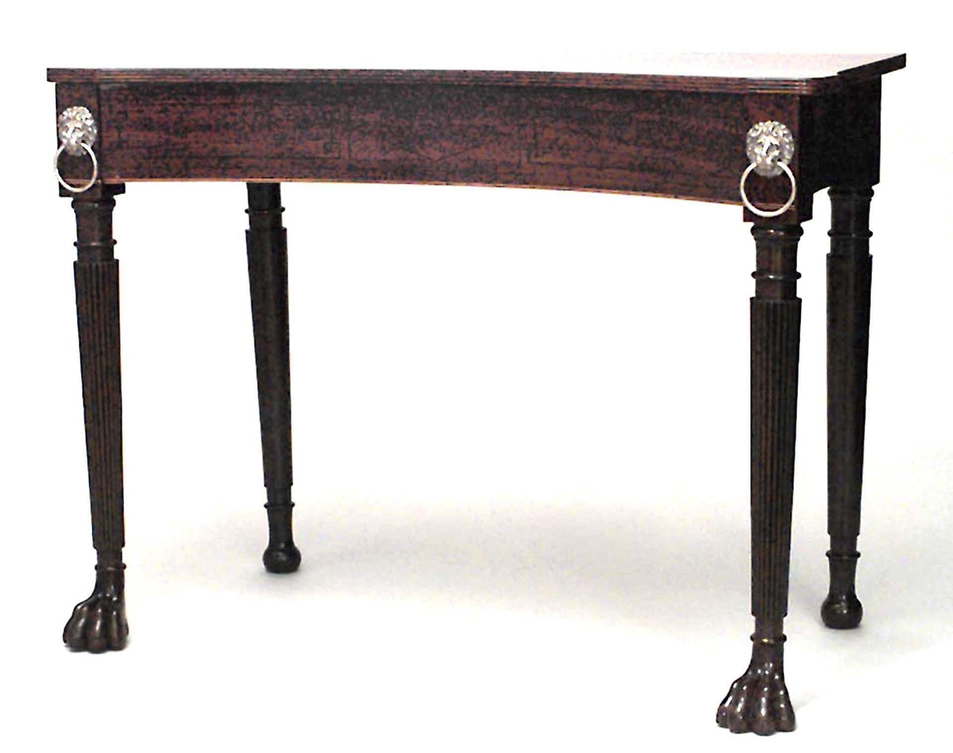 Table console de style Régence anglaise (probablement irlandaise, début du 19e siècle) en acajou marqueté à bandes, avec une façade concave au-dessus de pieds tournés à tête de lion et cannelés, avec des pieds à pattes.
