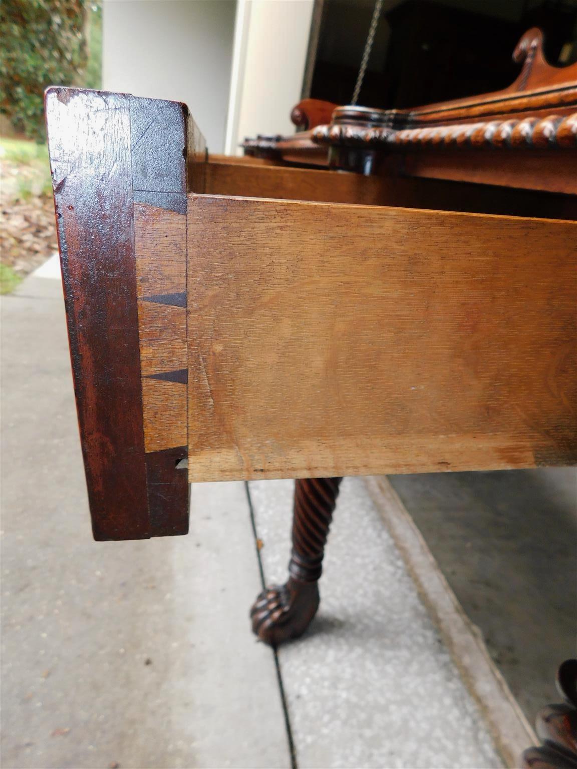 Buffet à trois tiroirs en acajou de style Régence irlandaise à torsion d'orge avec pieds en pattes, vers 1780 en vente 5