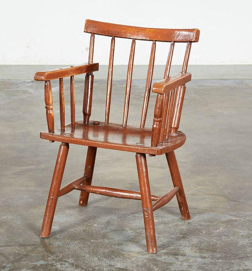 Poltrona a bastone Windsor rustica irlandese dell'inizio del XIX secolo, con la primitiva ringhiera a cresta sopra i fusi a raggiera, la seduta a tavole sostenuta da quattro gambe a palo strombate, il tutto conservando la vernice originale color