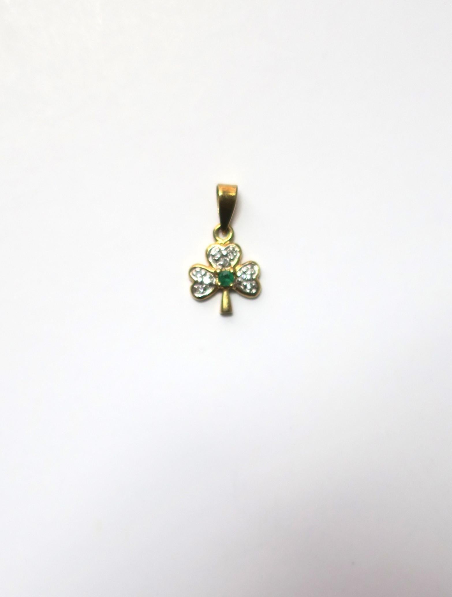 Un pequeño y auténtico charm de trébol irlandés en oro amarillo de 14 quilates, diamantes y centro de gema Esmeralda, procedente de Irlanda. Una gran pieza para un collar o para enganchar a tu pulsera de dijes favorita. La pieza lleva la marca 