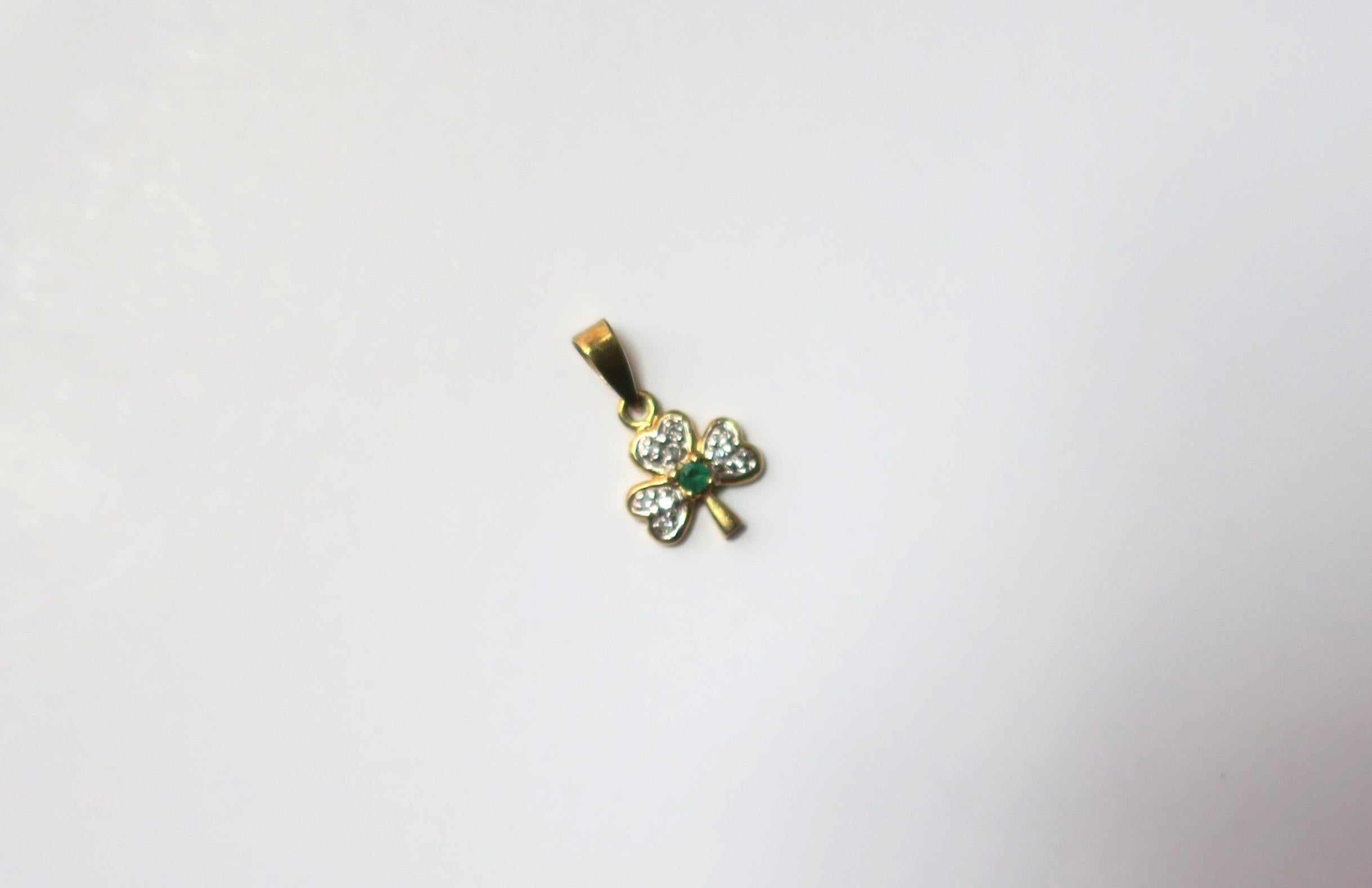 Femenino o masculino Colgante Trébol Irlandés Oro Amarillo 14 Quilates, Diamantes y Esmeralda en venta