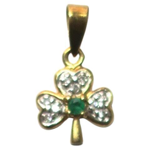 Colgante Trébol Irlandés Oro Amarillo 14 Quilates, Diamantes y Esmeralda en venta