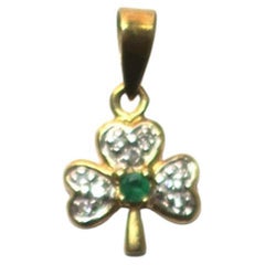 Charm irlandese con trifoglio in oro giallo 14 carati, diamanti e smeraldo