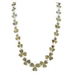 Collier irlandais Shamrock incrusté de feuilles serpentines en marbre taillé, argent C 1910