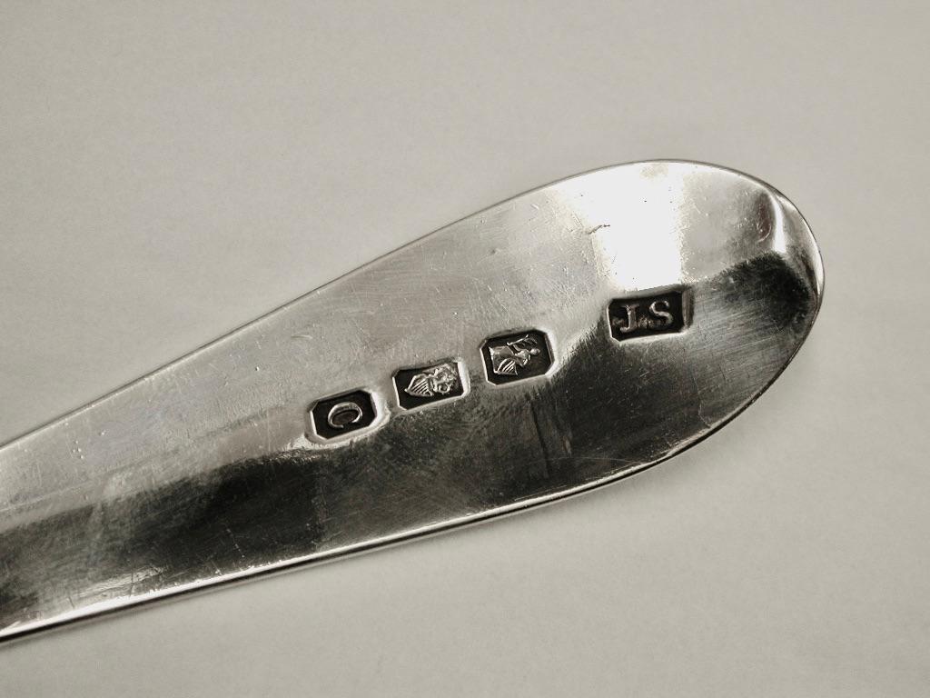 Cucchiaio da portata in argento George 111 Bright Cut di James Salter Dublin datato 1799
James Salter era un argentiere che lavorava a Cork e a Dublino.
Realizzato con un calibro d'argento più pesante rispetto alla maggior parte degli altri.
Questo