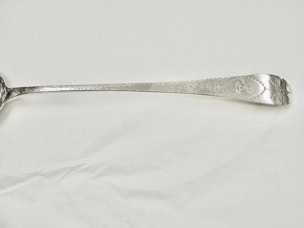 Cucchiaio da portata in argento irlandese Geo 111 Bright Cut di John Salter Dublin datato 1799 In condizioni buone in vendita a London, GB