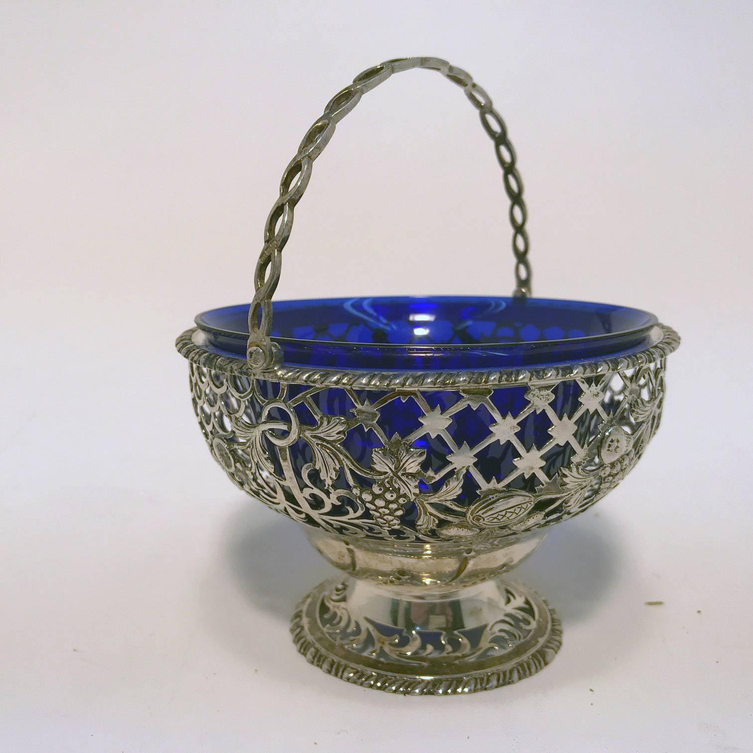 Irish Silver Openwork Basket and Liner In Good Condition In Montreal, QC