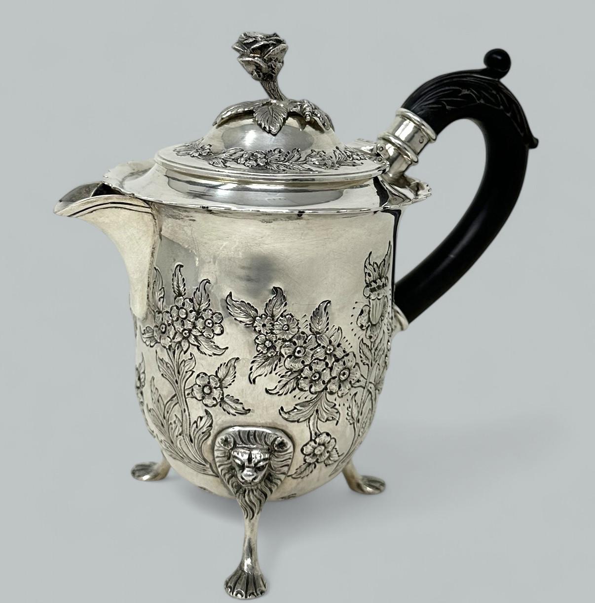 Un superbo esempio di teiera, caffettiera o forse brocca d'acqua in stile georgiano in argento irlandese di metà secolo, di qualità eccezionale e in condizioni eccezionali per un oggetto d'argento così precoce. 

Il corpo principale è di forma