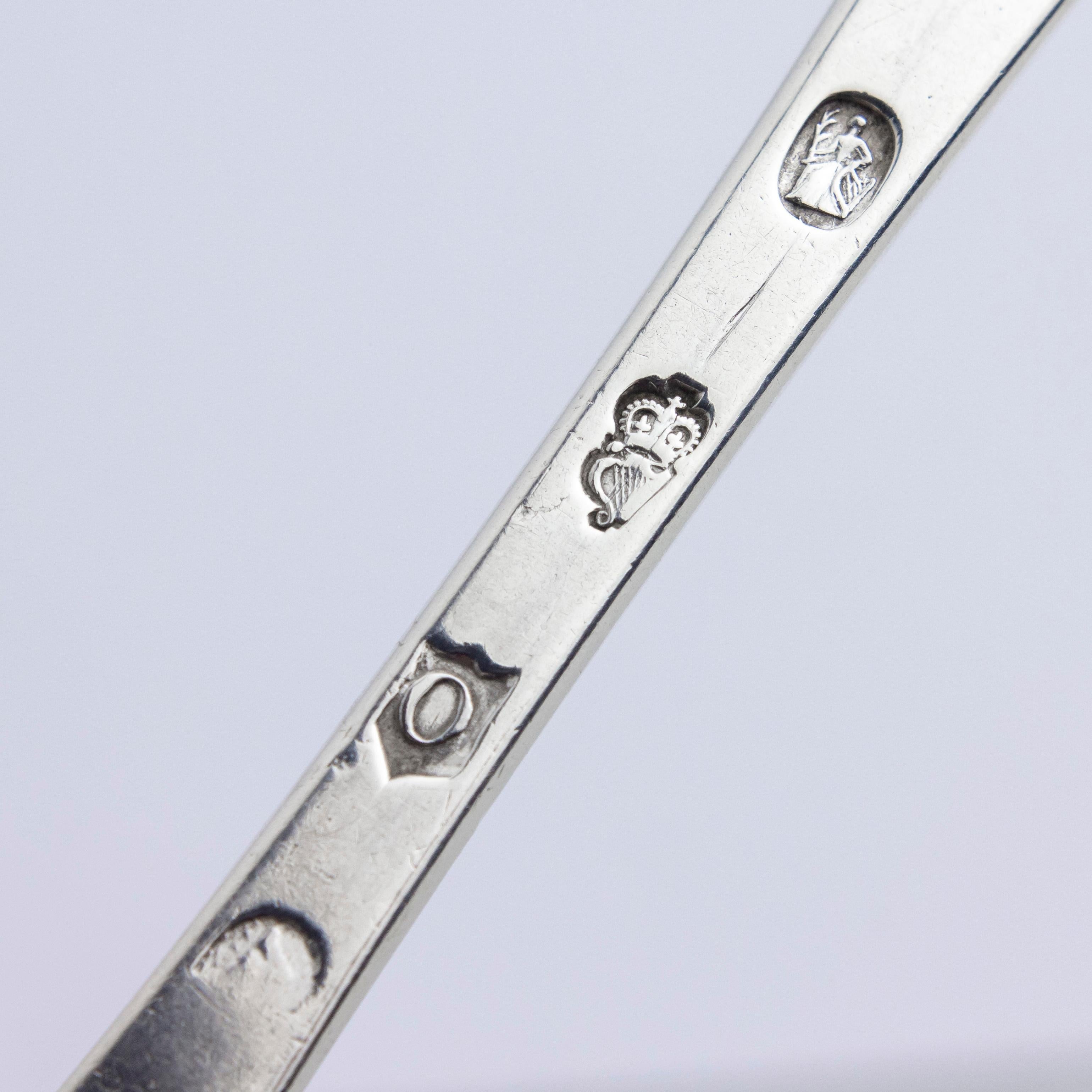 Cucchiaio da tavola irlandese in argento sterling con stemma del drago In condizioni buone in vendita a Brisbane City, QLD