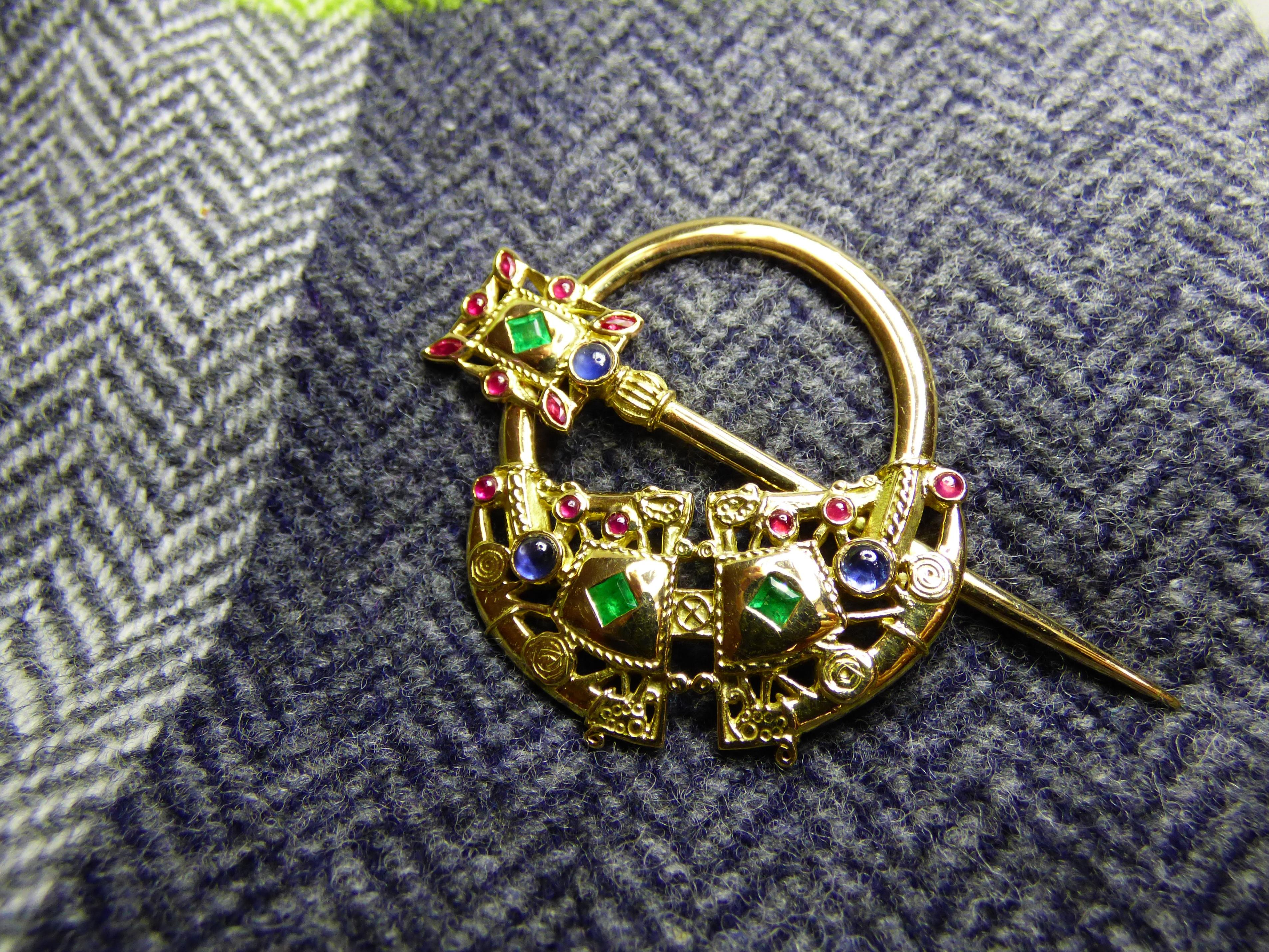 Taille émeraude Broche Tara irlandaise en or jaune 18 carats sertie d'émeraudes, de rubis et de saphirs en vente