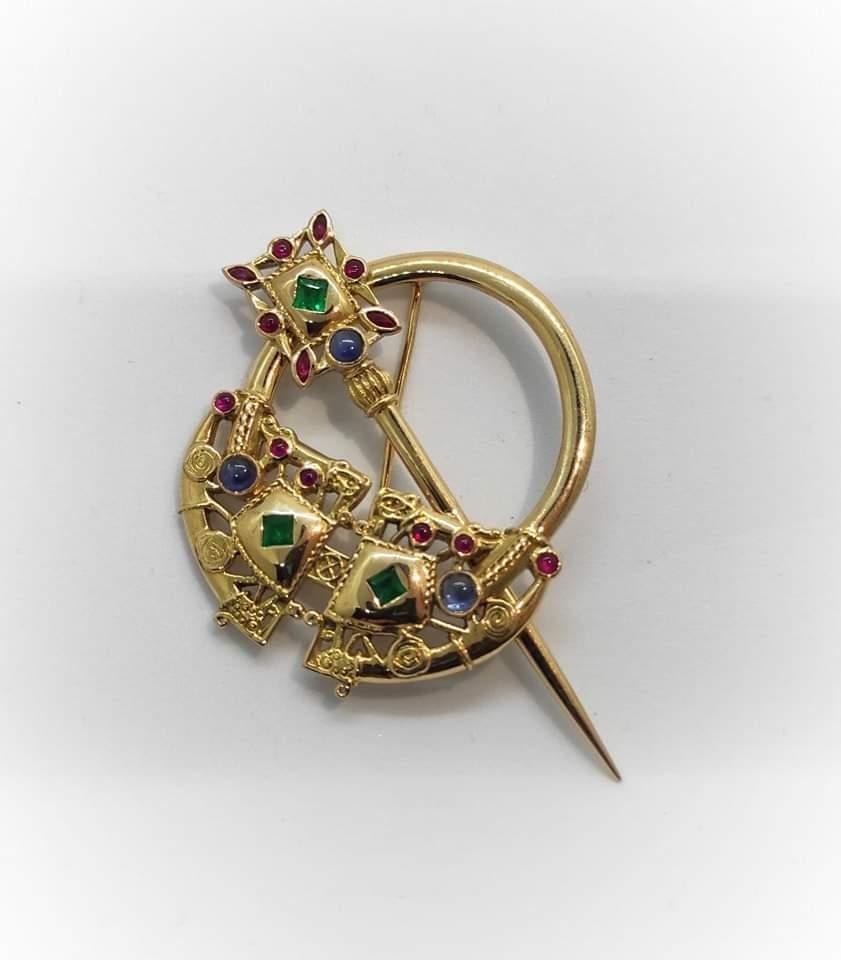 Emerald Cut Irish Tara Brooch in 18K yellow Gold set with Emeralds, Rubies, and Sapphires For Sale