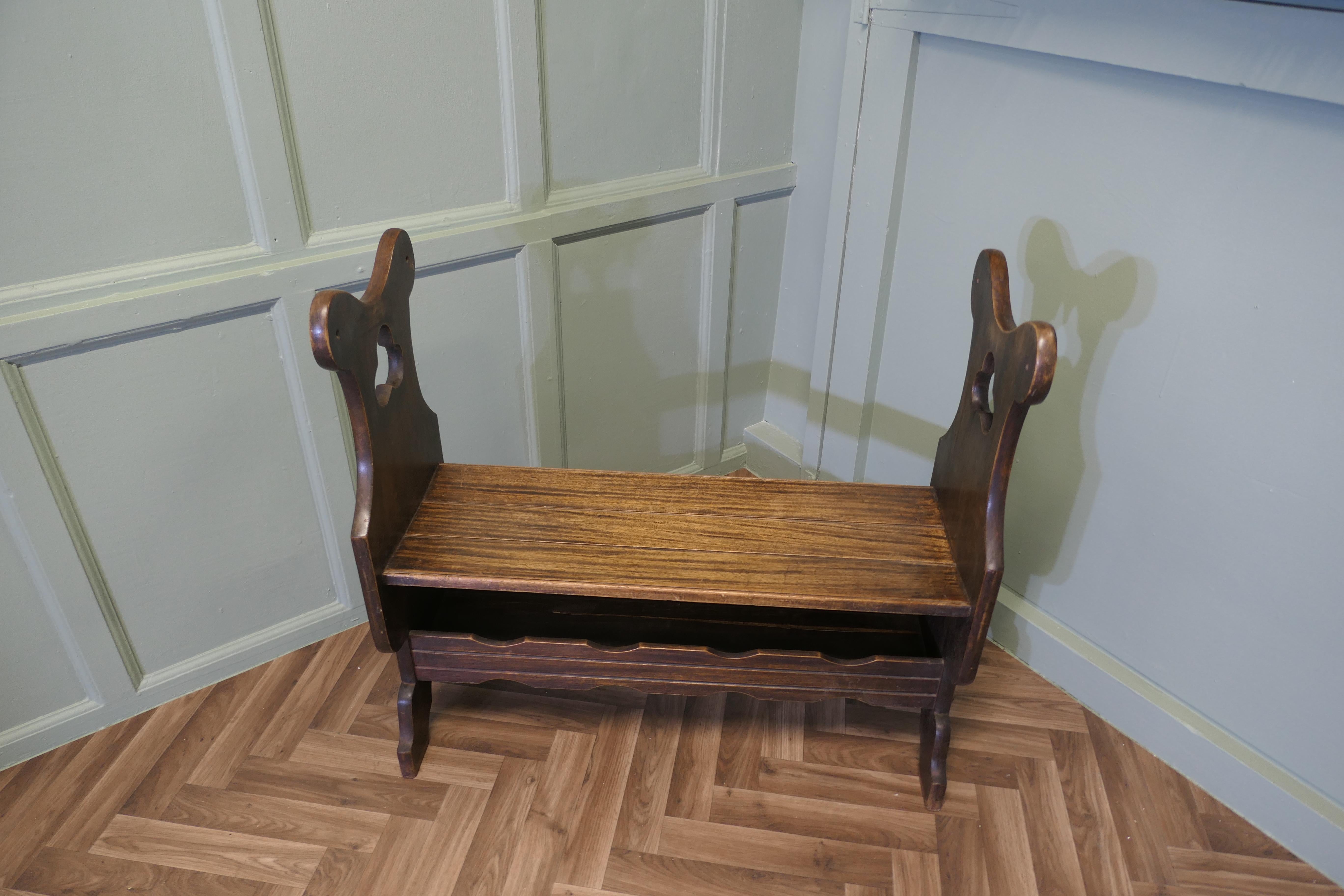 Banc en noyer irlandais, siège d'entrée avec rangement pour chaussures 


Il s'agit d'une pièce idéale pour un hall d'entrée où l'espace de rangement peut être difficile. Le banc a de hauts accoudoirs sculptés d'une feuille de trèfle.
Il y a