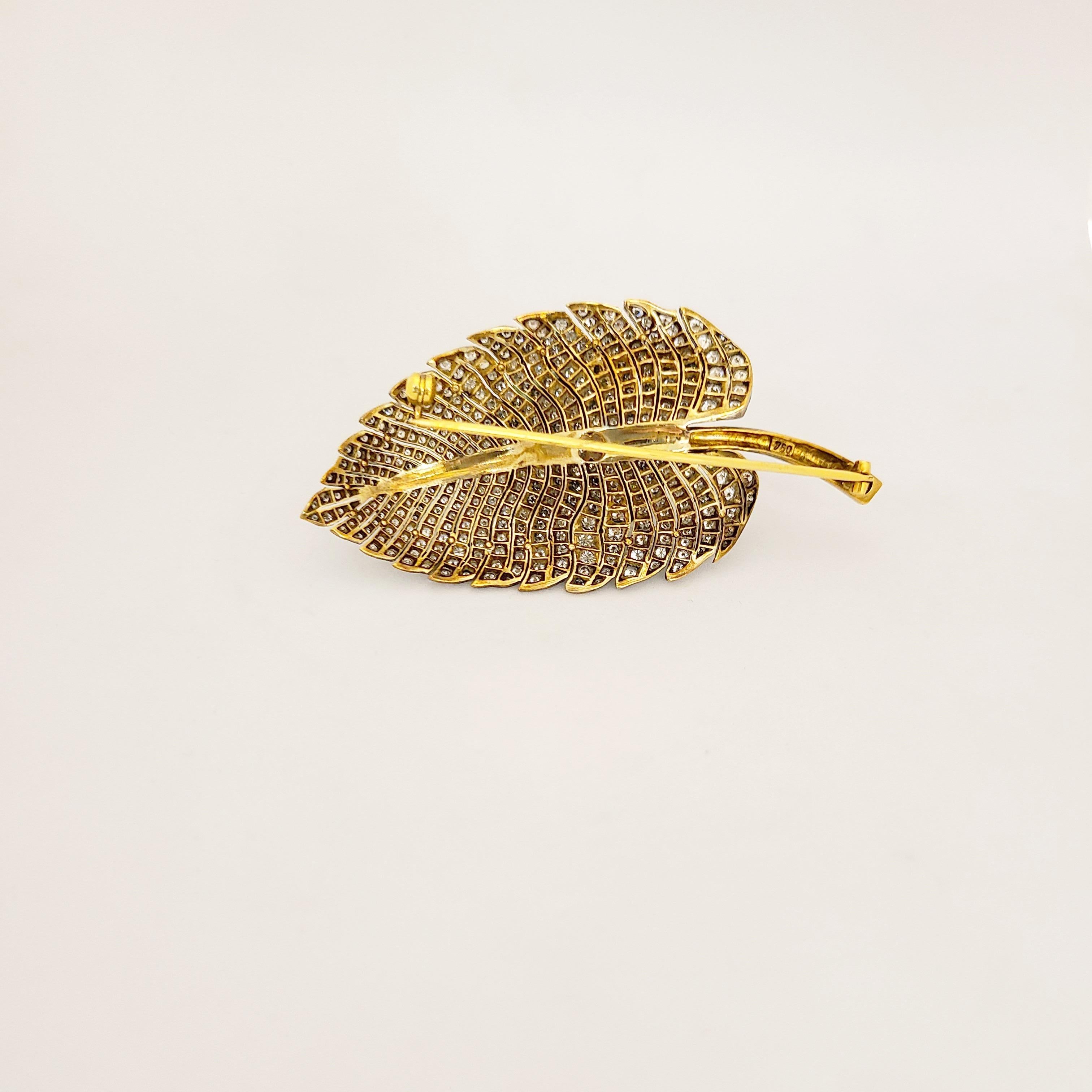 Irlan 18 Karat Gold and Enamel Frog on a 5.65 Carat Diamond Lily Pad Brooch In New Condition For Sale In New York, NY