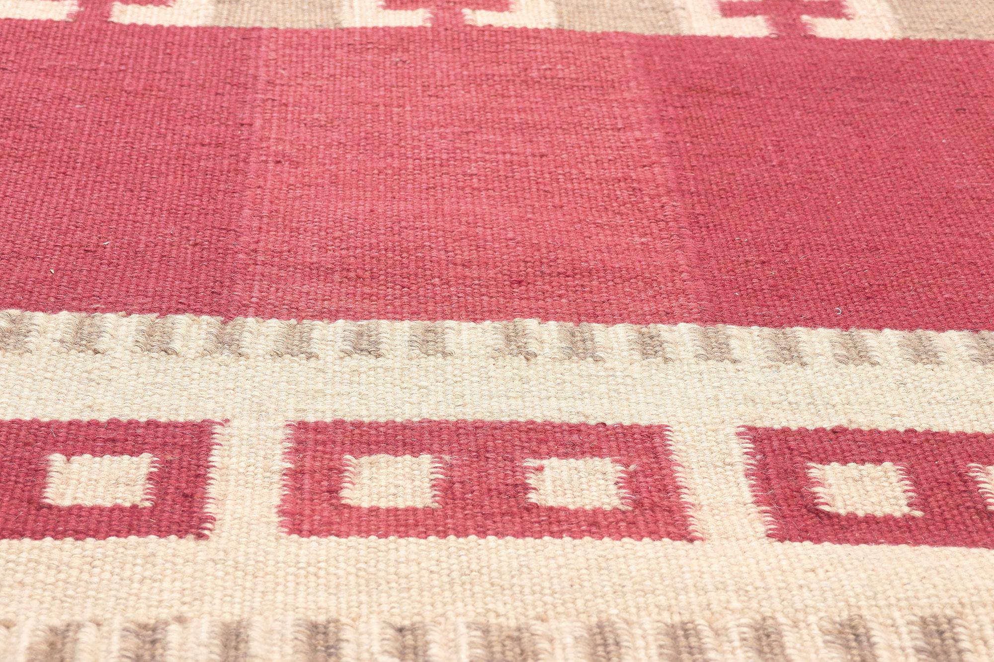 30977 Irma Kronlund Schwedisch inspirierter Kilim-Teppich, 10'05 x 13'08.
Skandinavischer moderner Stil trifft auf Ornithologie in diesem handgewebten, schwedisch inspirierten Kelimteppich aus Wolle. Das auffällige geometrische Design und die