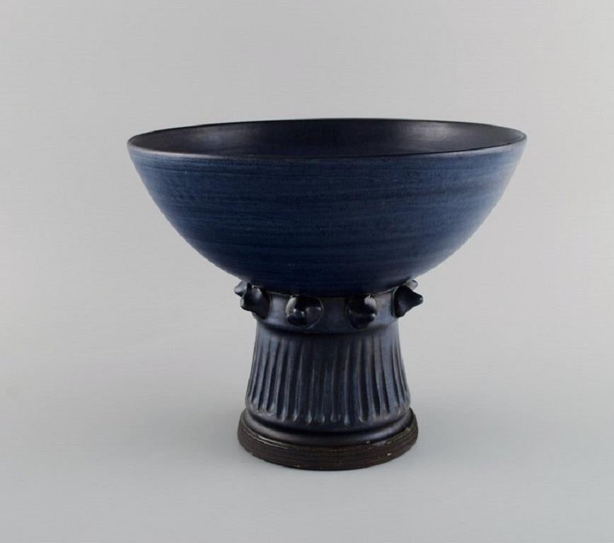 Irma Yourstone (1911-1988), Sweden. 
Bowl on foot in glazed stoneware. Beautiful glaze in deep blue shades. 1960s.
Measures: 22 x 18 cm.
In excellent condition.
Signed.