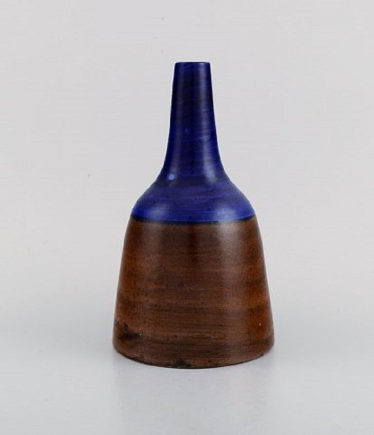 Irma Yourstone, Sweden. Three unique vases in glazed ceramics. Beautiful glaze in blue and brown shades. 1960s.
Largest measures: 17.5 x 10.5 cm.
In excellent condition.
Signed in monogram.