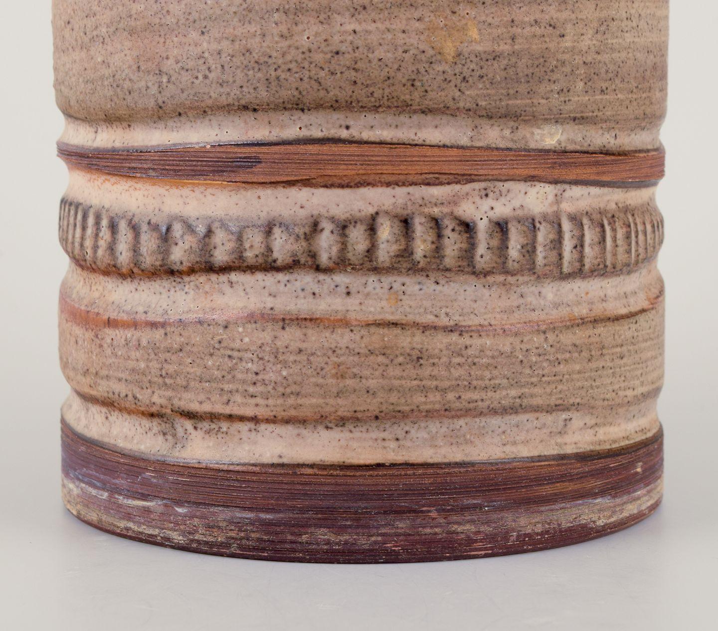 Scandinave moderne Irma Yourstone, céramiste suédoise. In our own workshop. Vase en grès. 1960s/70s en vente