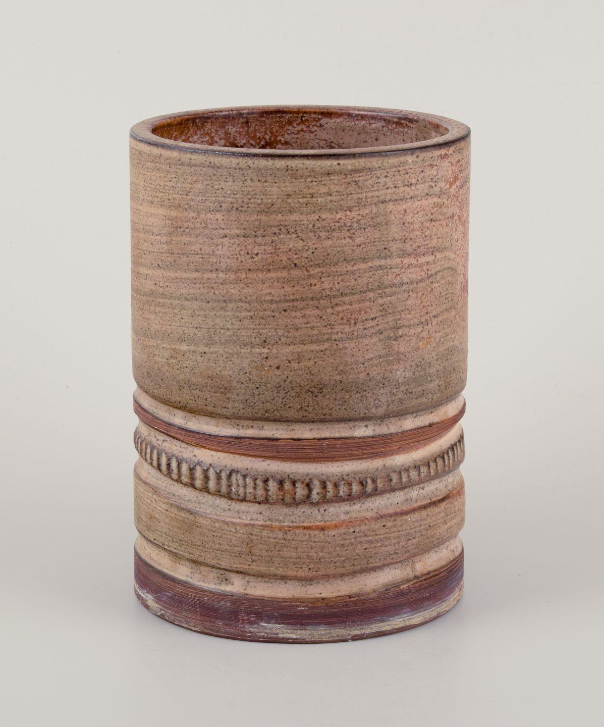Irma Yourstone, céramiste suédoise. In our own workshop. Vase en grès. 1960s/70s en vente